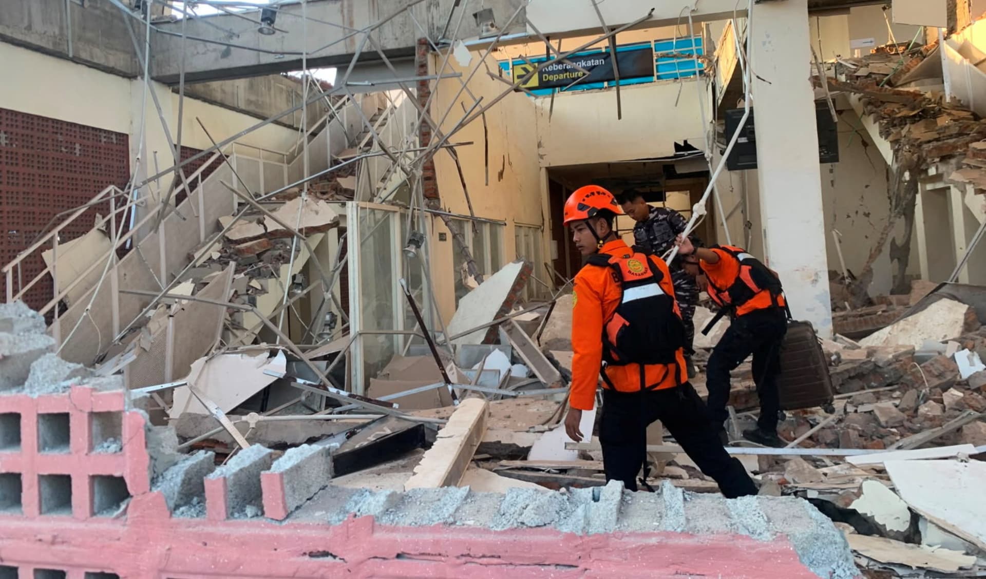 Personal de rescate inspecciona un edifico colapsado tras el terremoto