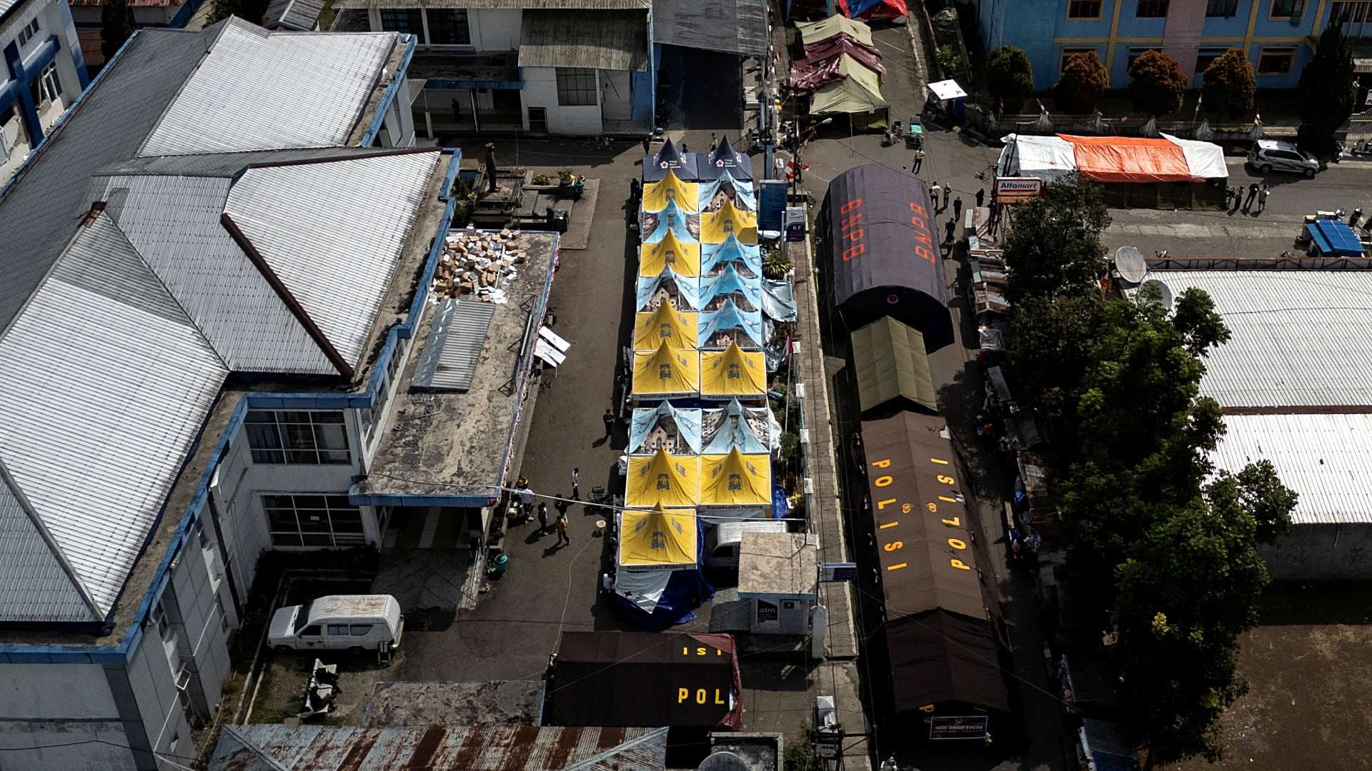 Tiendas de campaña colocadas para atender a pacientes afuera de hospital Ben Mboi Manggarai, que resultó dañado por terremoto en Indonesia. Foto: Reuters