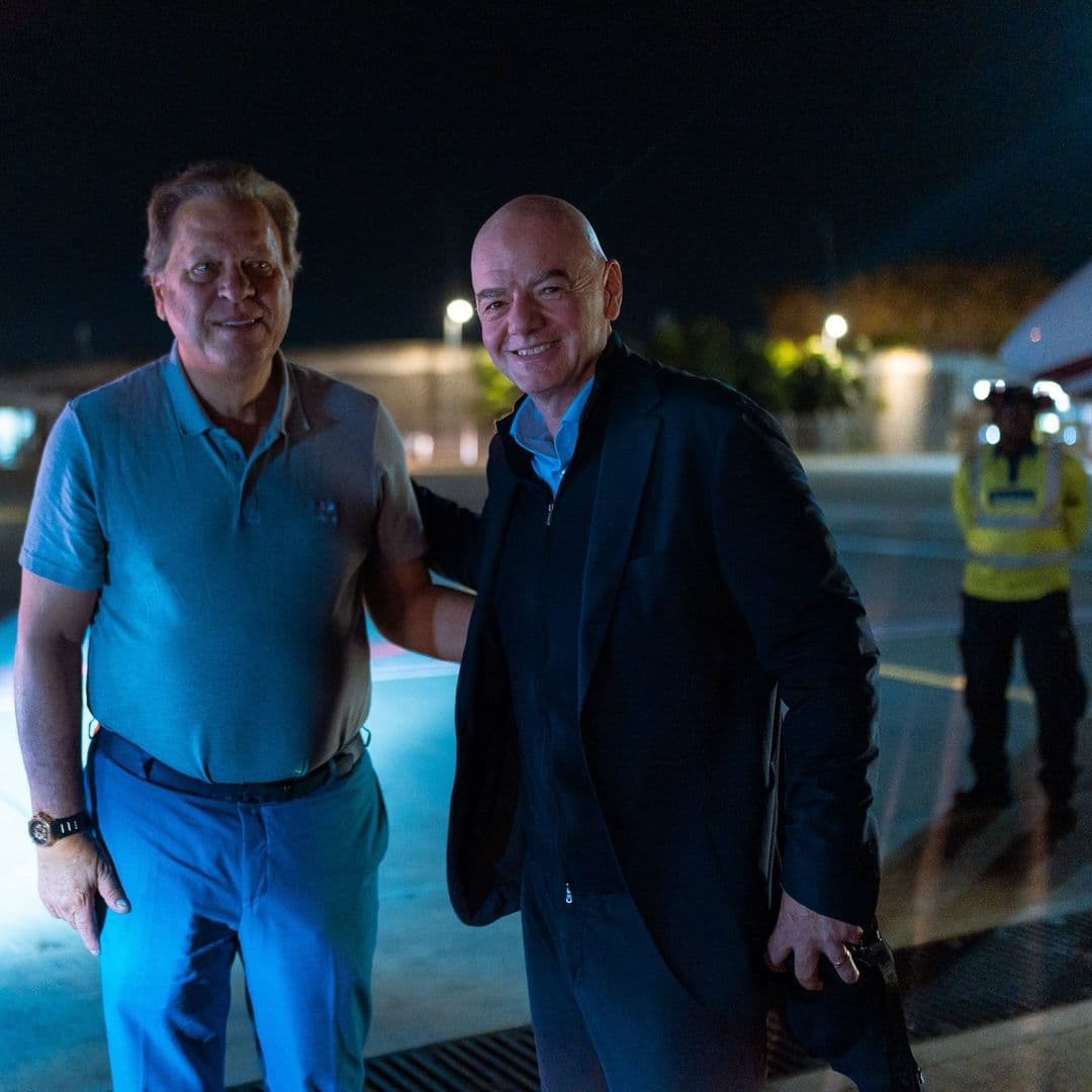 Gianni Infantino (derecha) a su llegada a Colombia el 7 de agosto 2026.