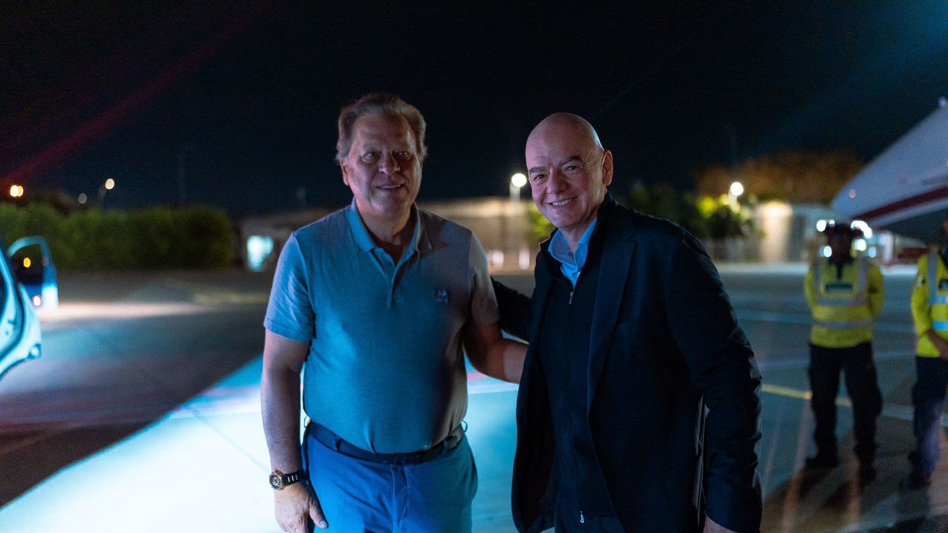 Gianni Infantino (derecha) a su llegada a Colombia el 7 de agosto 2026.
