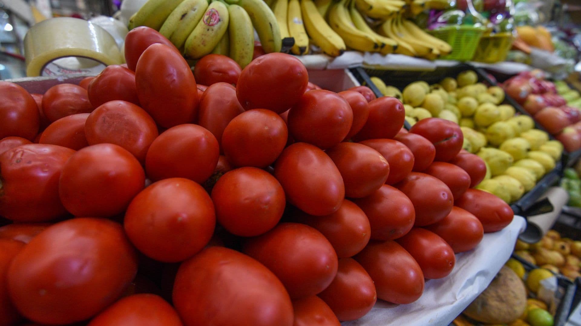 Venta de jitomate en mercado de México