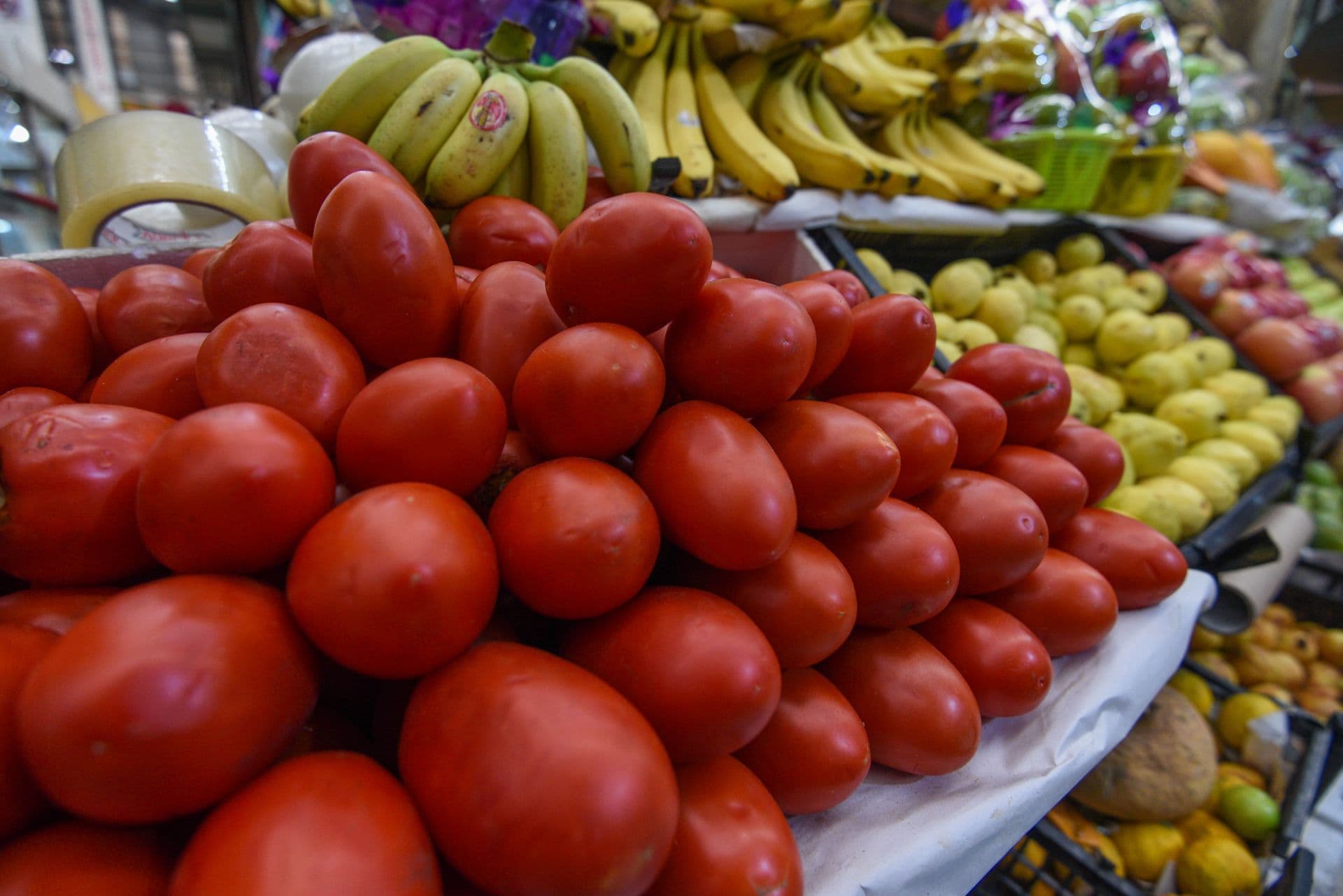 Venta de jitomate en mercado de México