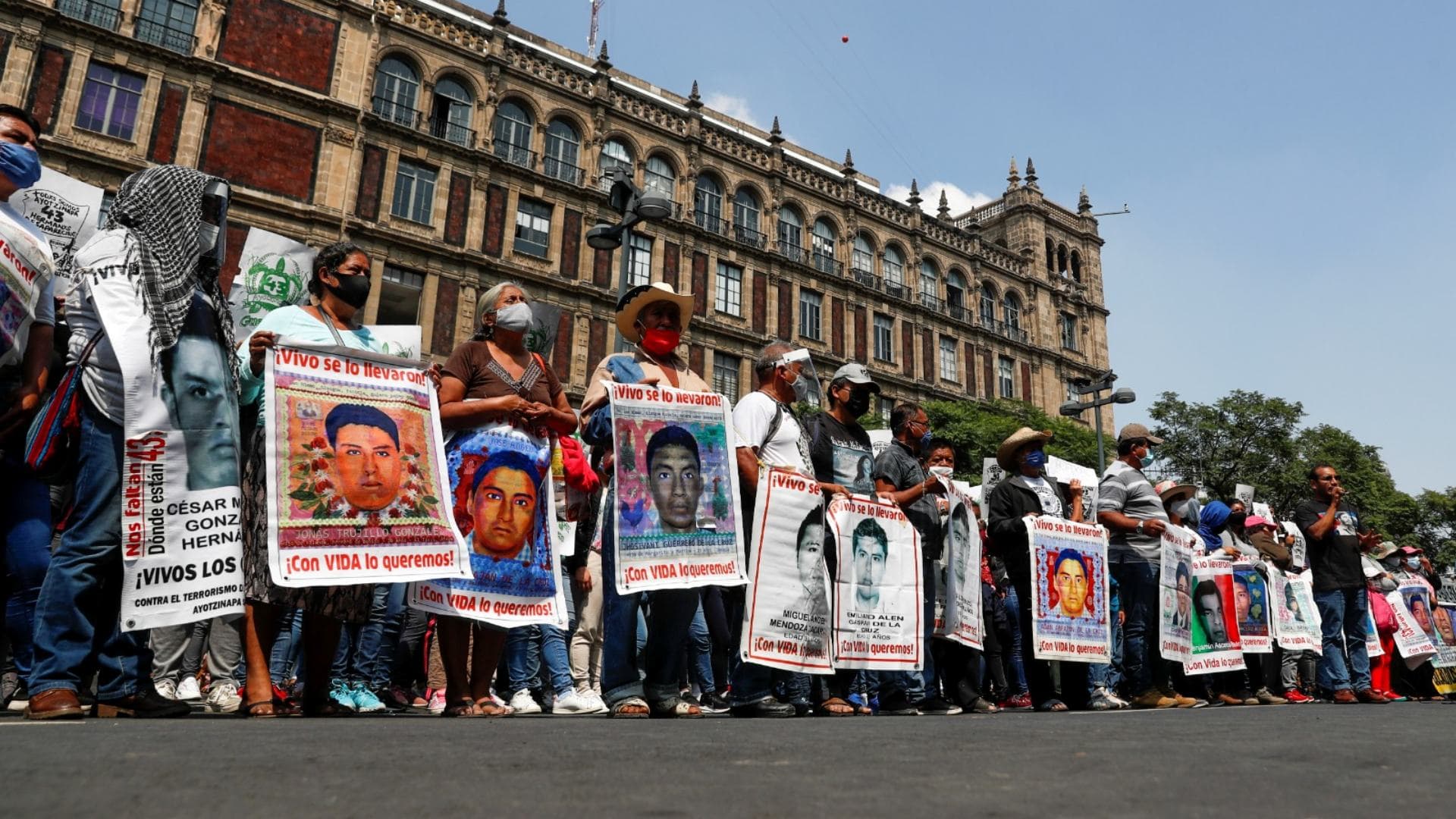 Familiares de los 43 estudiantes desparecidos frente a la SCJN en Ciudad de México el 23 de septiembre de 2020. Foto: Reuters | Archivo