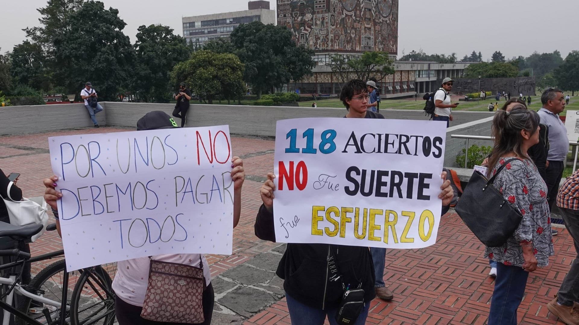 Manifestación aspirantes acreditados UNAM