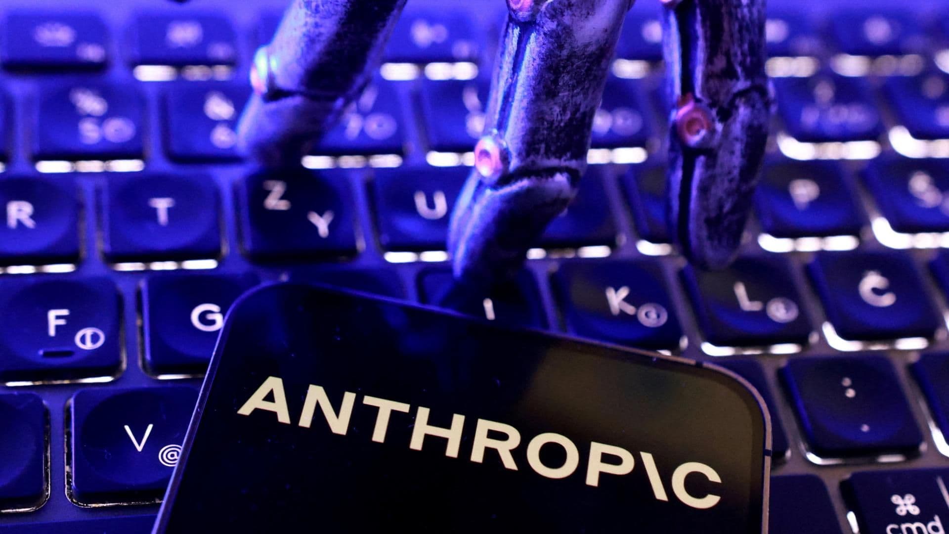 Logotipo de Anthropic y una mano robótica en ilustración tomada el 5 de junio de 2026. Foto: Reuters | Archivo