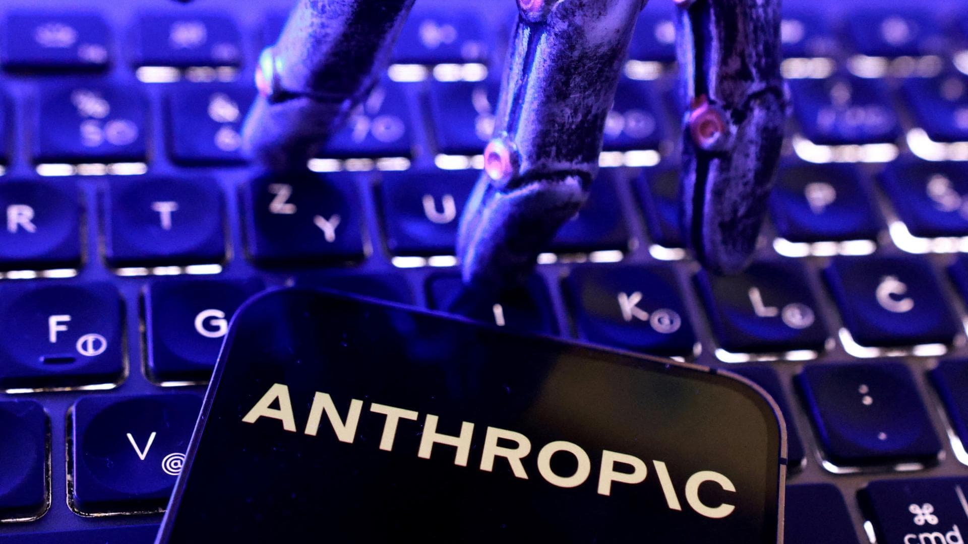 Logotipo de Anthropic y una mano robótica en ilustración tomada el 5 de junio de 2026. Foto: Reuters | Archivo