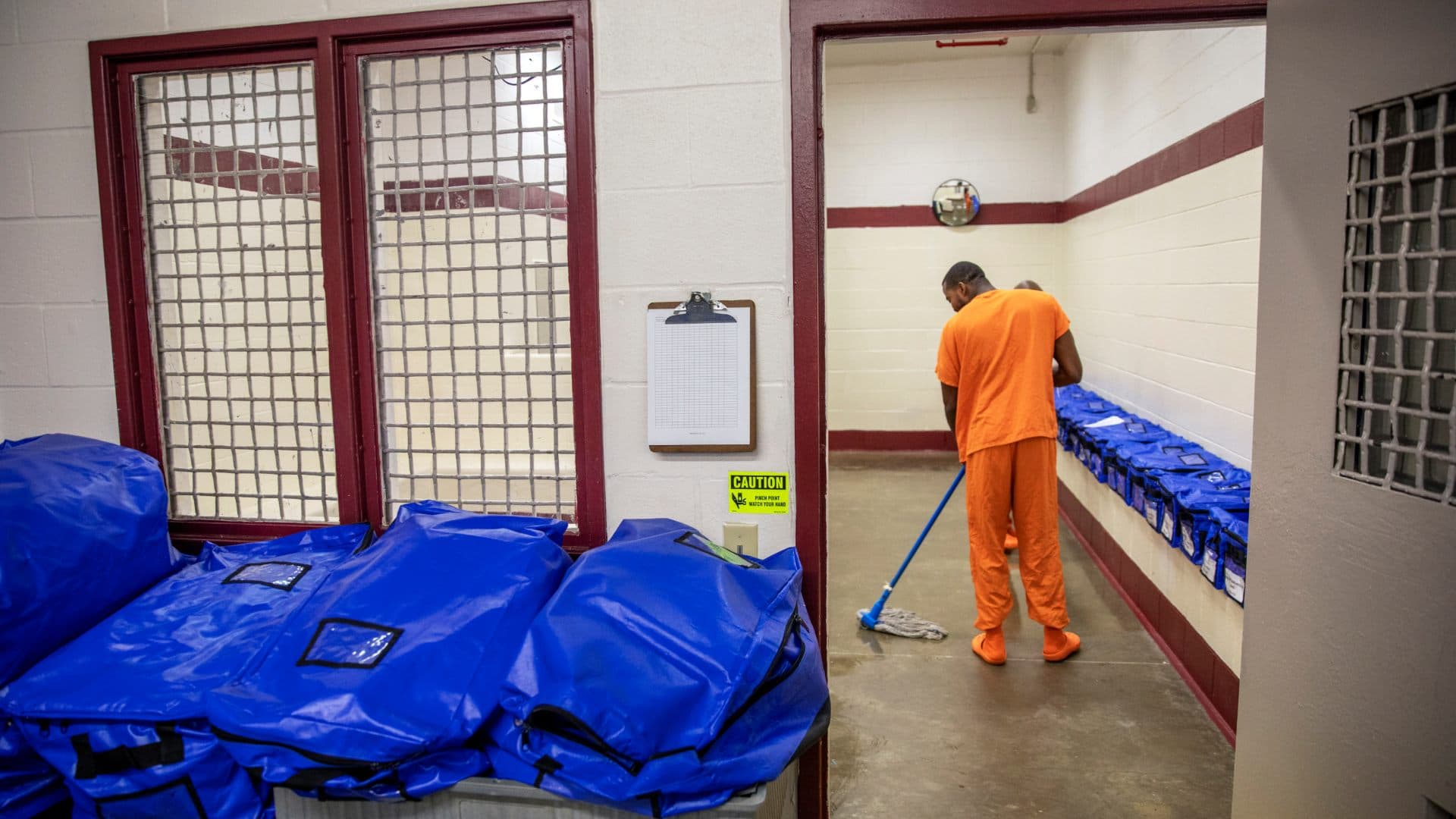 Un detenido limpia el piso en el Centro de Detención Stewart. Foto: AP