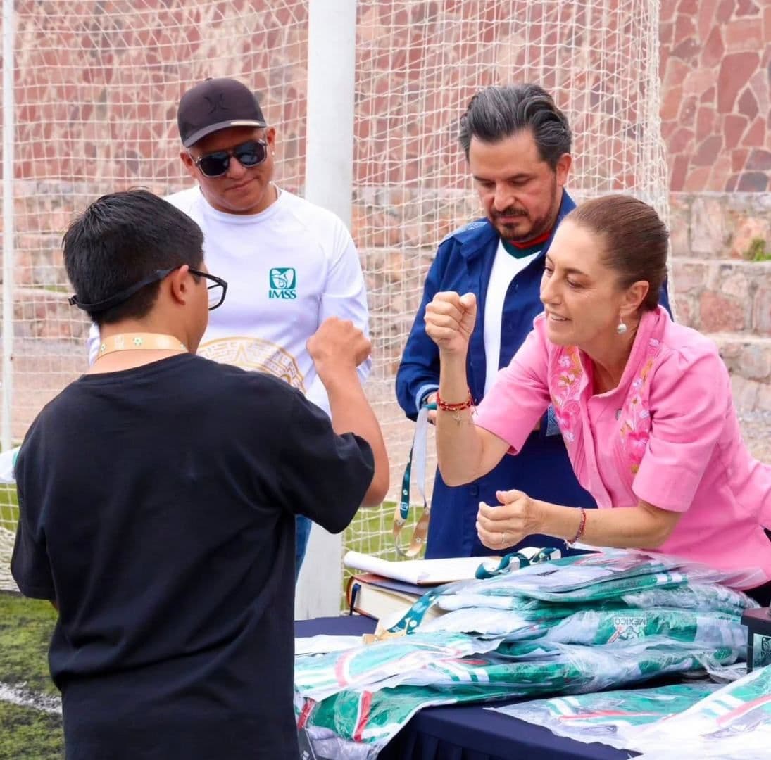 Sheinbaum entregando los boletos para el mundial