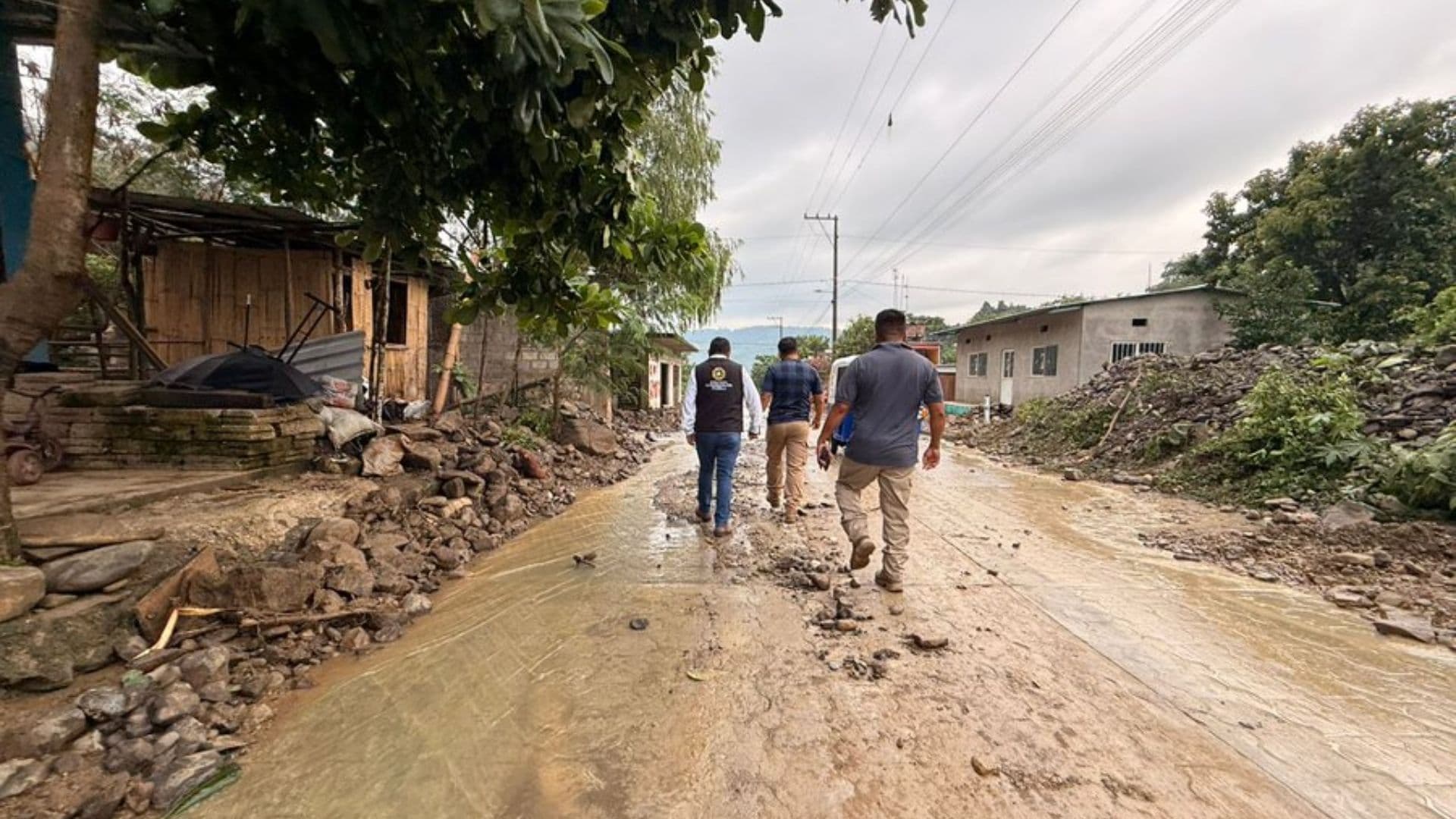 Las autoridades recorrieron la zona que se inundó el domingo.