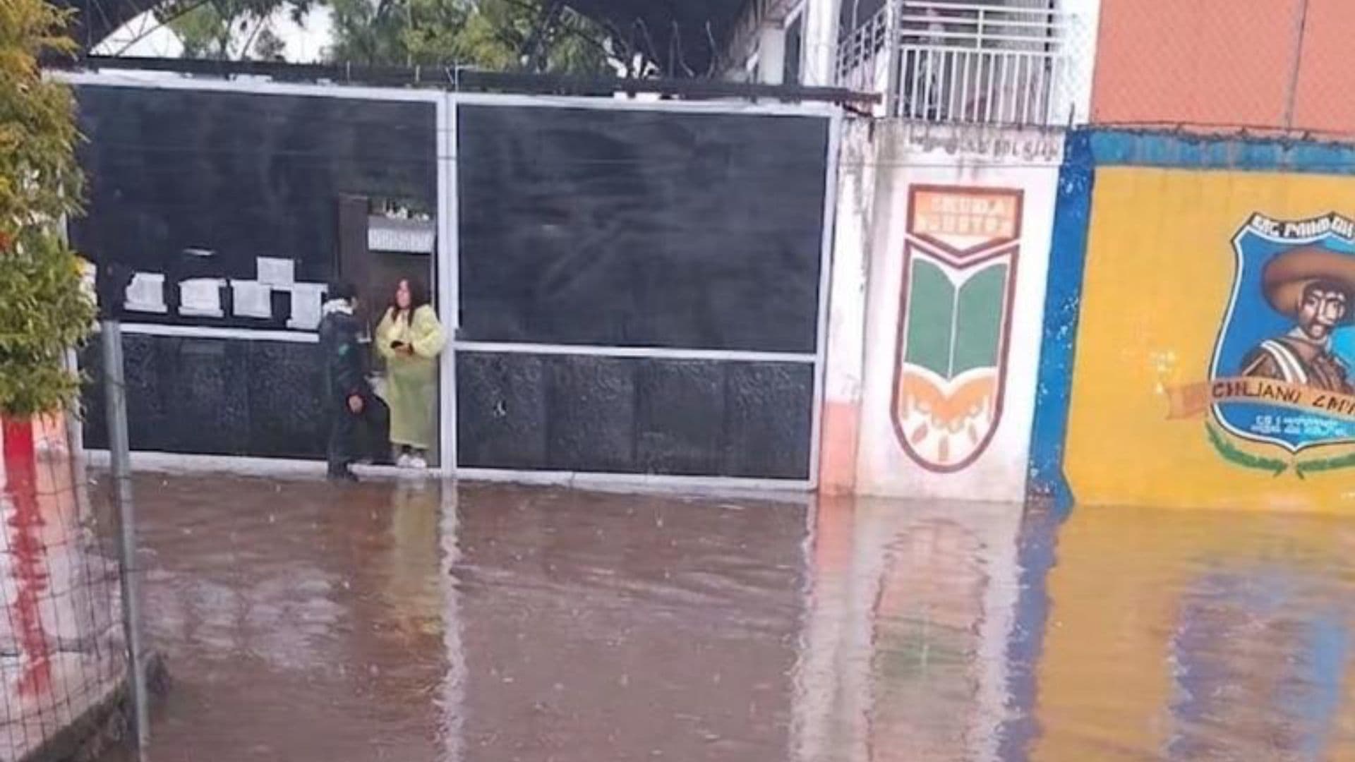 Alumnos Atrapados Lluvia Inundación Escuela Primaria San Francisco Ocotlán Coronango Puebla