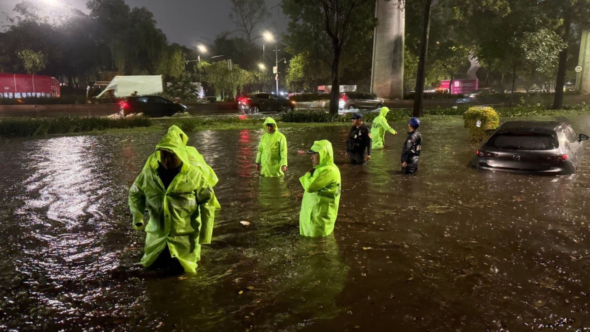 Un auto quedó varado en inundación, en Periférico y Viaducto Tlalpan.
