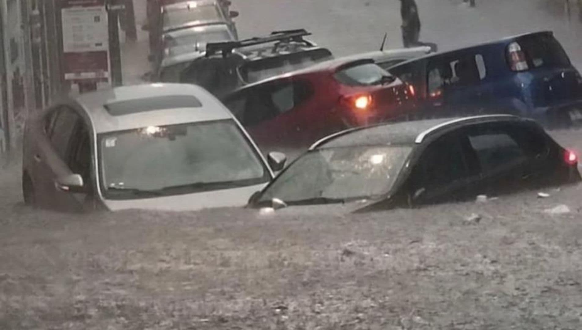 Varios vehículos terminaron bajo el agua por la fuerte lluvia.