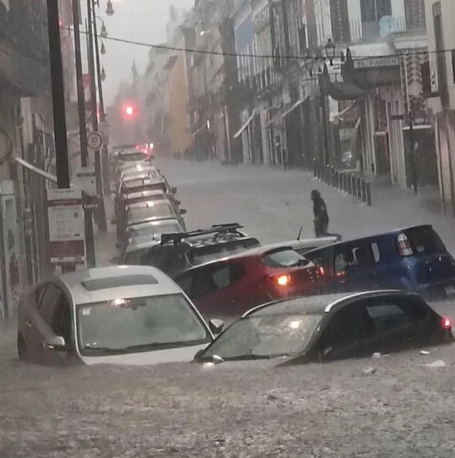 Varios vehículos terminaron bajo el agua por la fuerte lluvia.