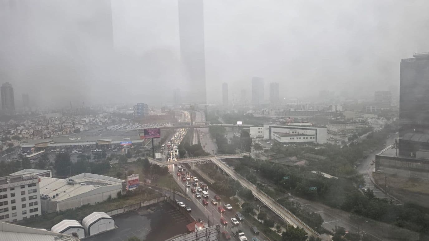Reportan congestionamiento vehicular en la Vía Atlixcáyotl.