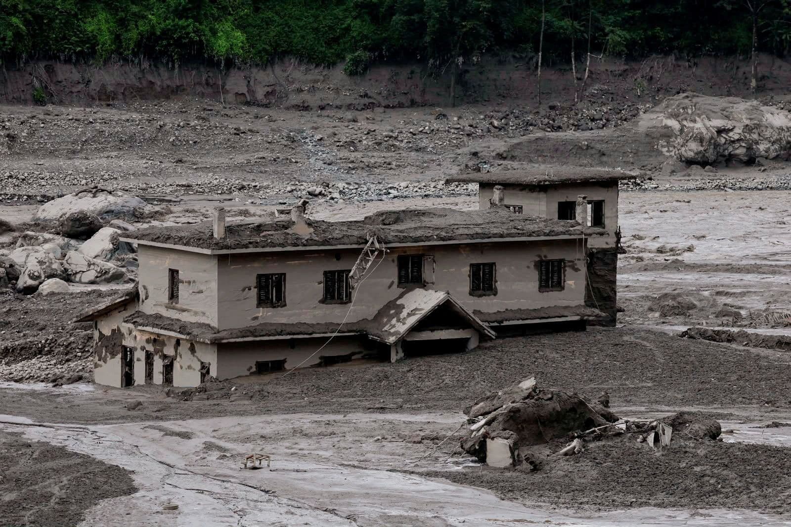 Lodo cubre un inmueble por la inundación en Nepal