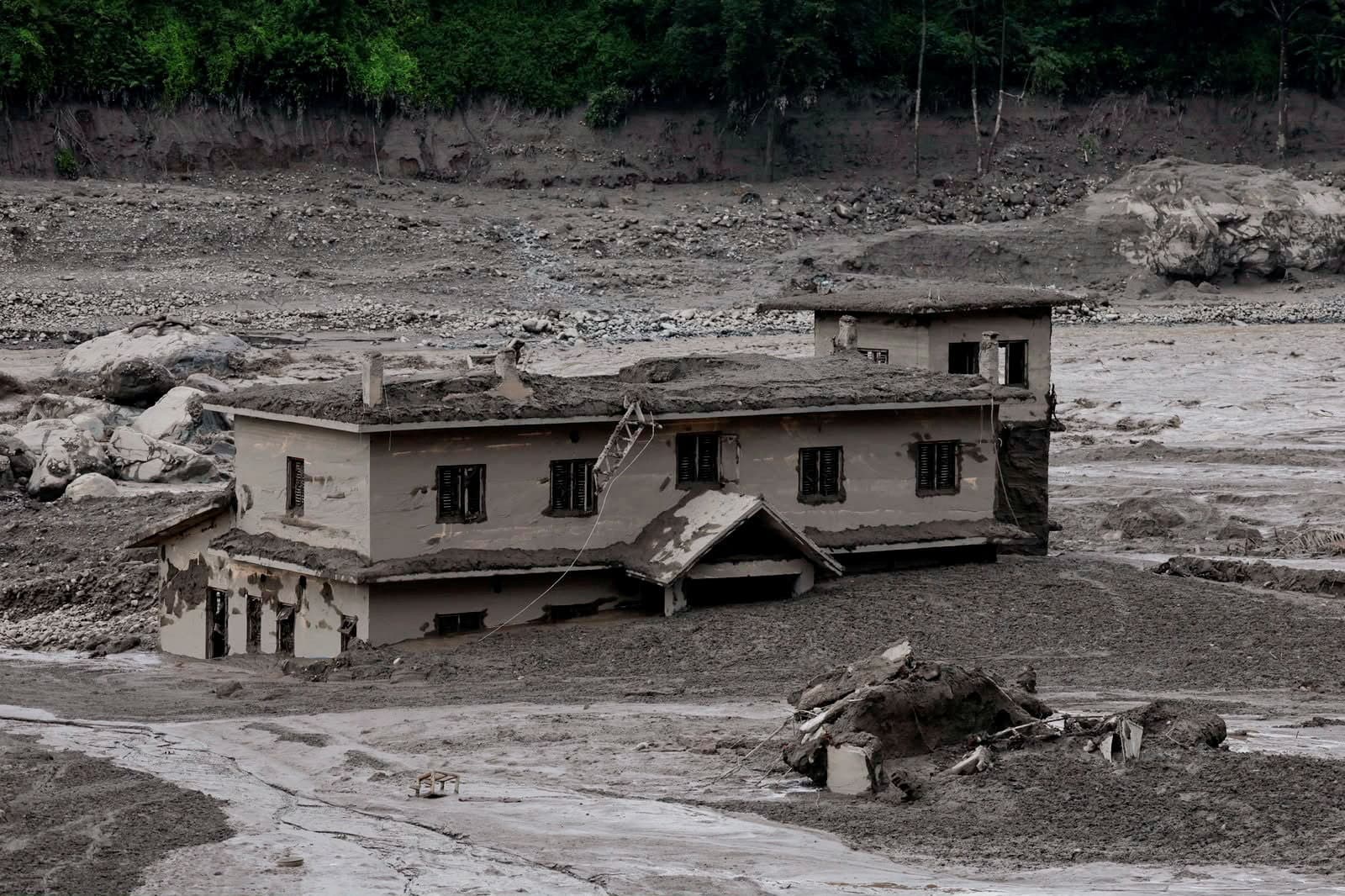 Lodo cubre un inmueble por la inundación en Nepal