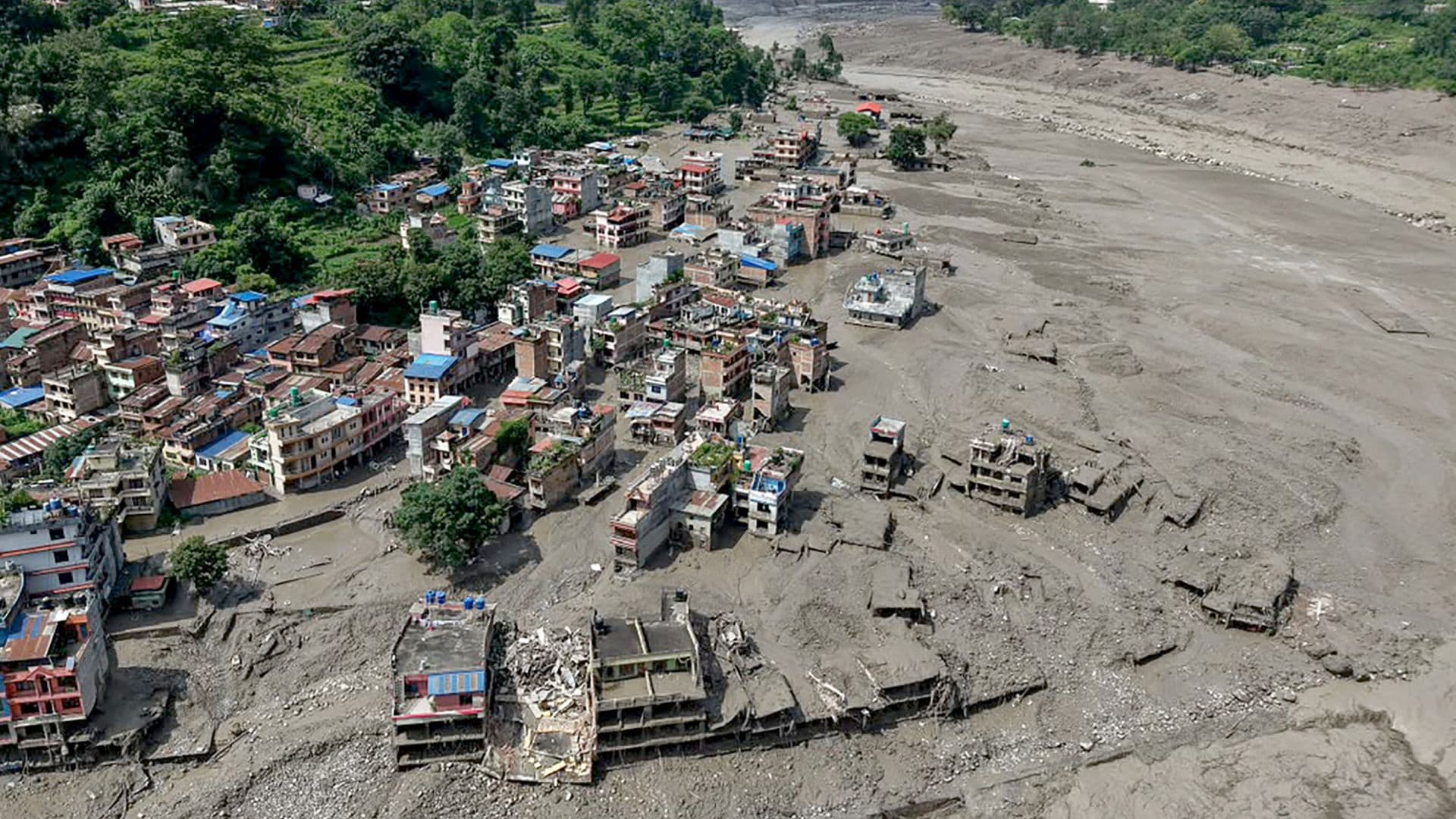 Casas distruidas por una inundación en la frontera entre Nepal y el Tíbet