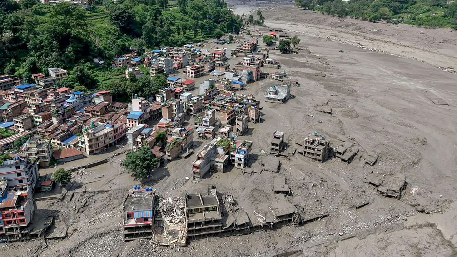 Casas distruidas por una inundación en la frontera entre Nepal y el Tíbet