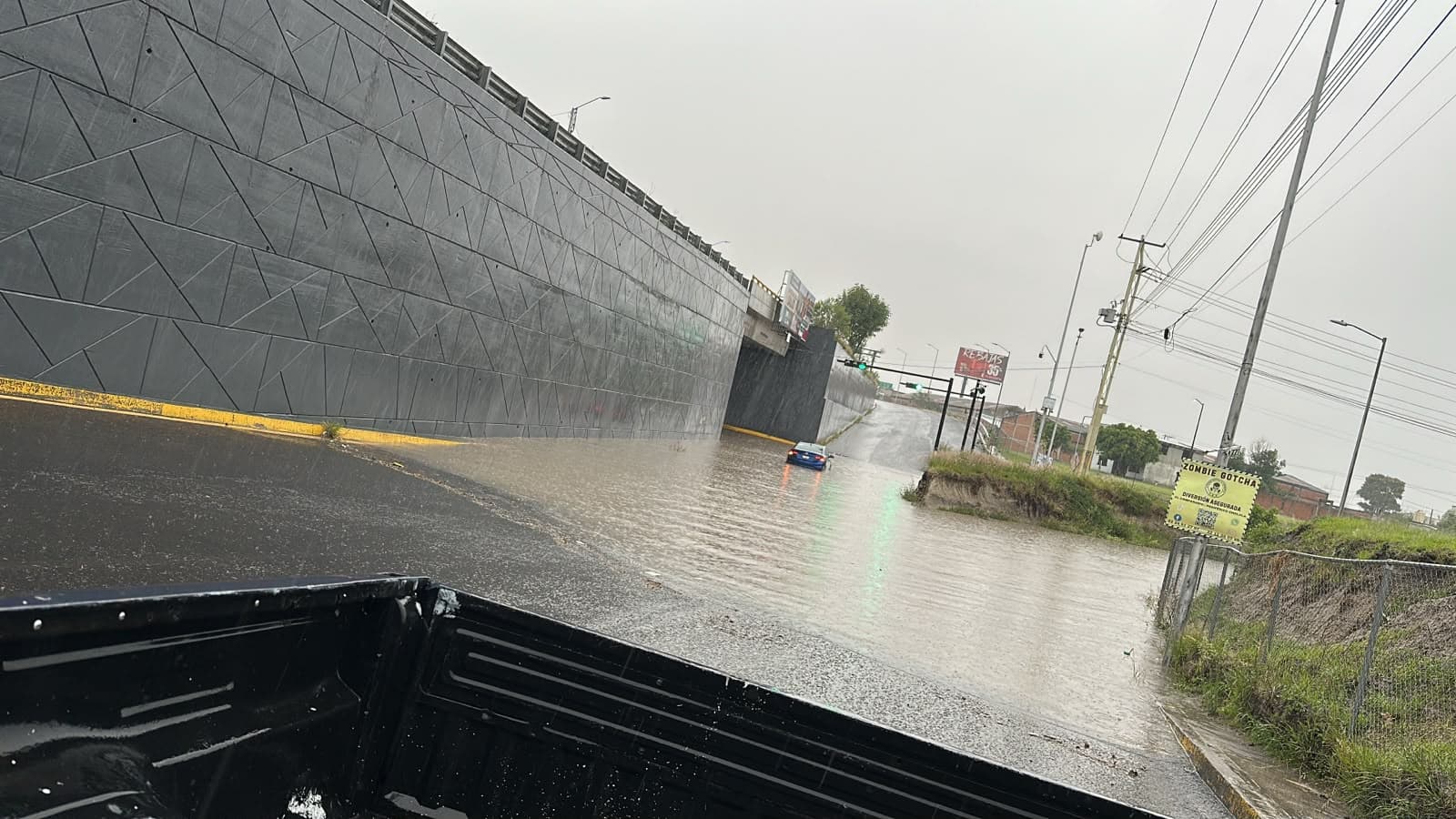Severa anegación en la lateral del Periférico de Puebla.
