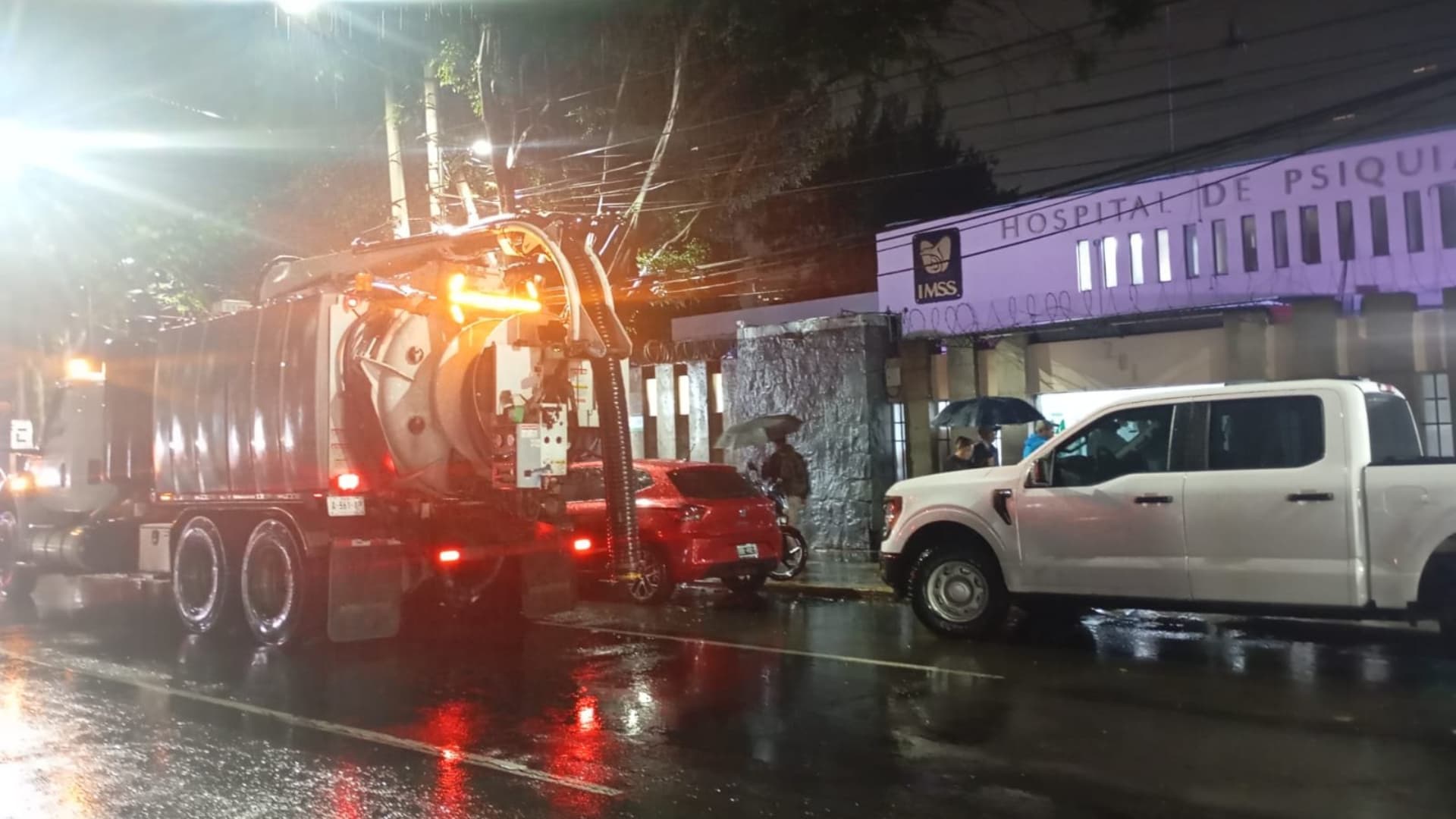Equipos de emergencia en el Hospital de Psiquiatría de San Fernando
