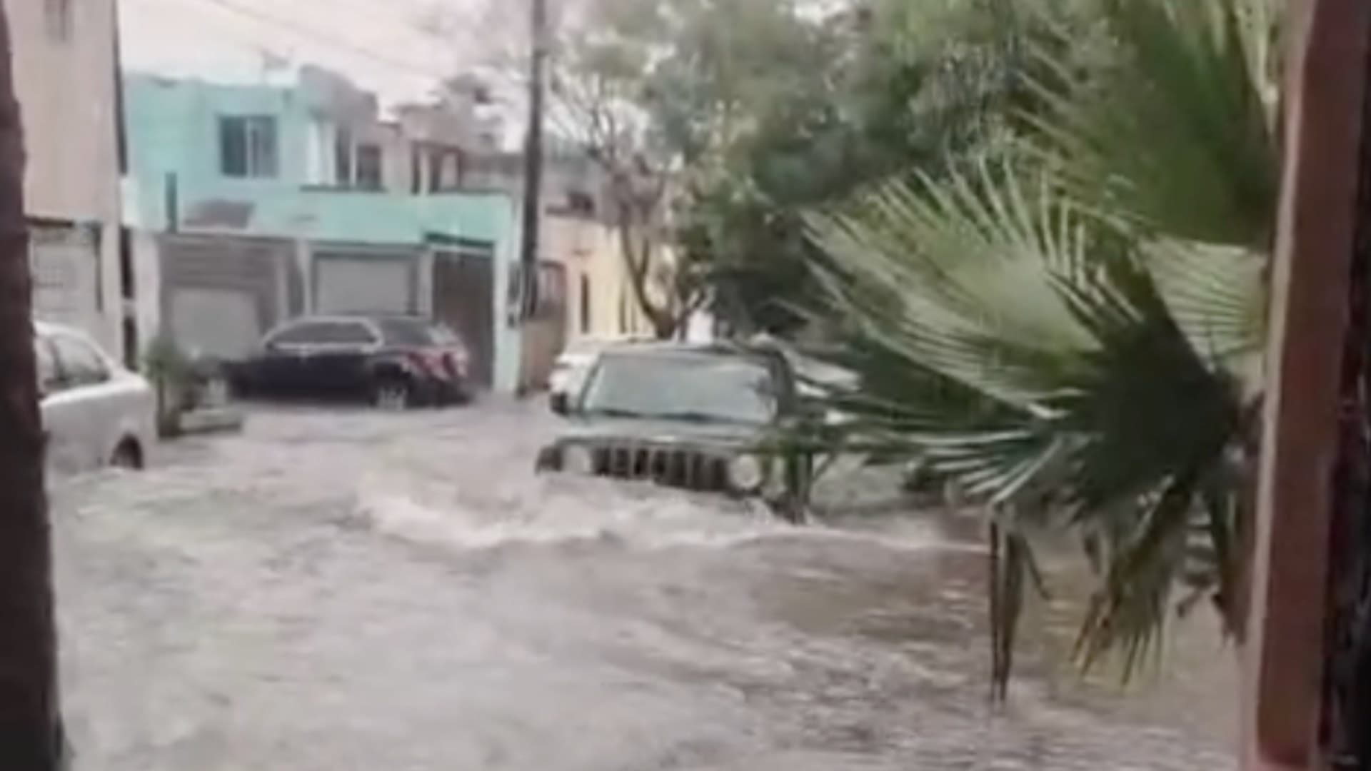 Calles inundadas en San Nicolás de los Garza