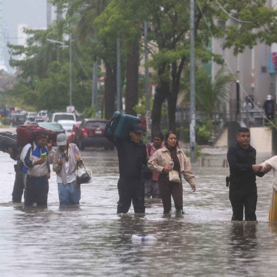 Los turistas quedaron varados en medio de las inundaciones en Acapulco, Guerrero