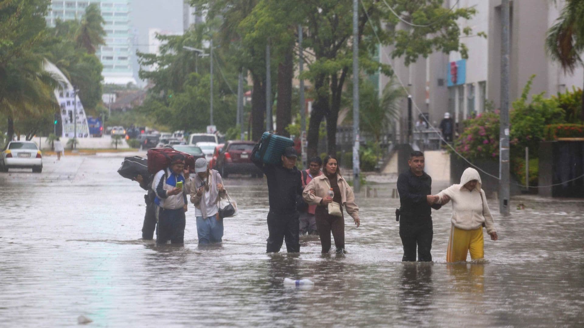 Los turistas quedaron varados en medio de las inundaciones en Acapulco, Guerrero
