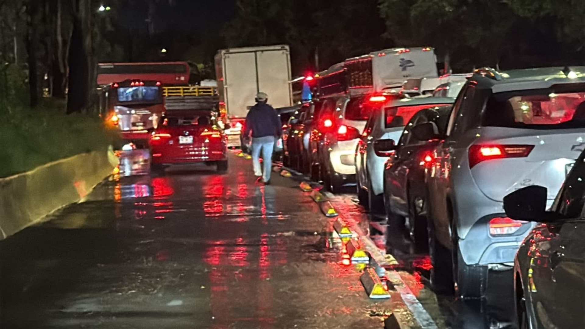 ¿Qué Pasó en la México-Pachuca Hoy? Inundación Deja Caos y Cientos de Personas Varadas
