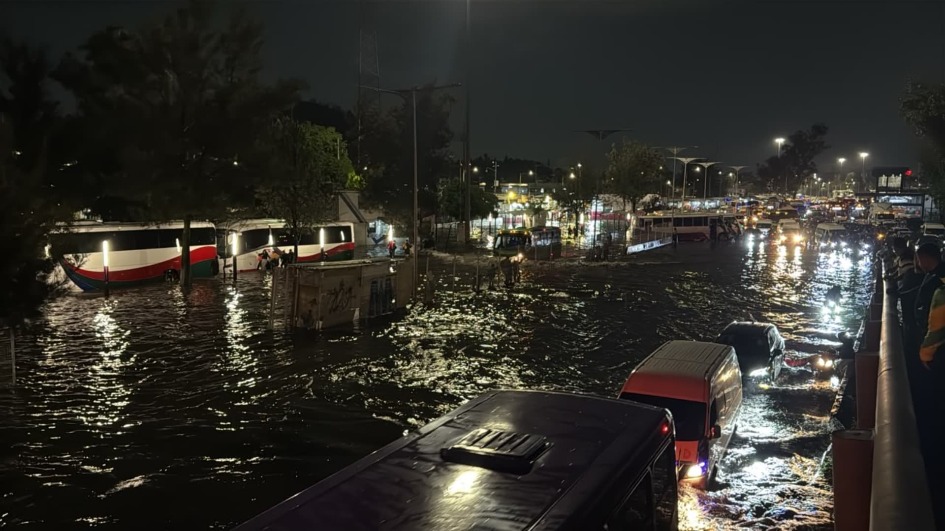 ¿Qué Pasó en la México-Pachuca Hoy? Inundación Deja Caos y Cientos de Personas Varadas