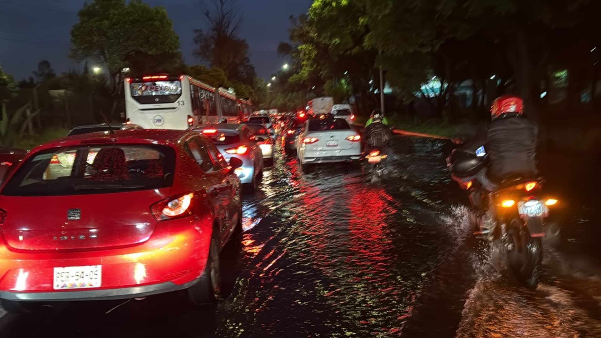 ¿Qué Pasó en la México-Pachuca Hoy? Inundación Deja Caos y Cientos de Personas Varadas
