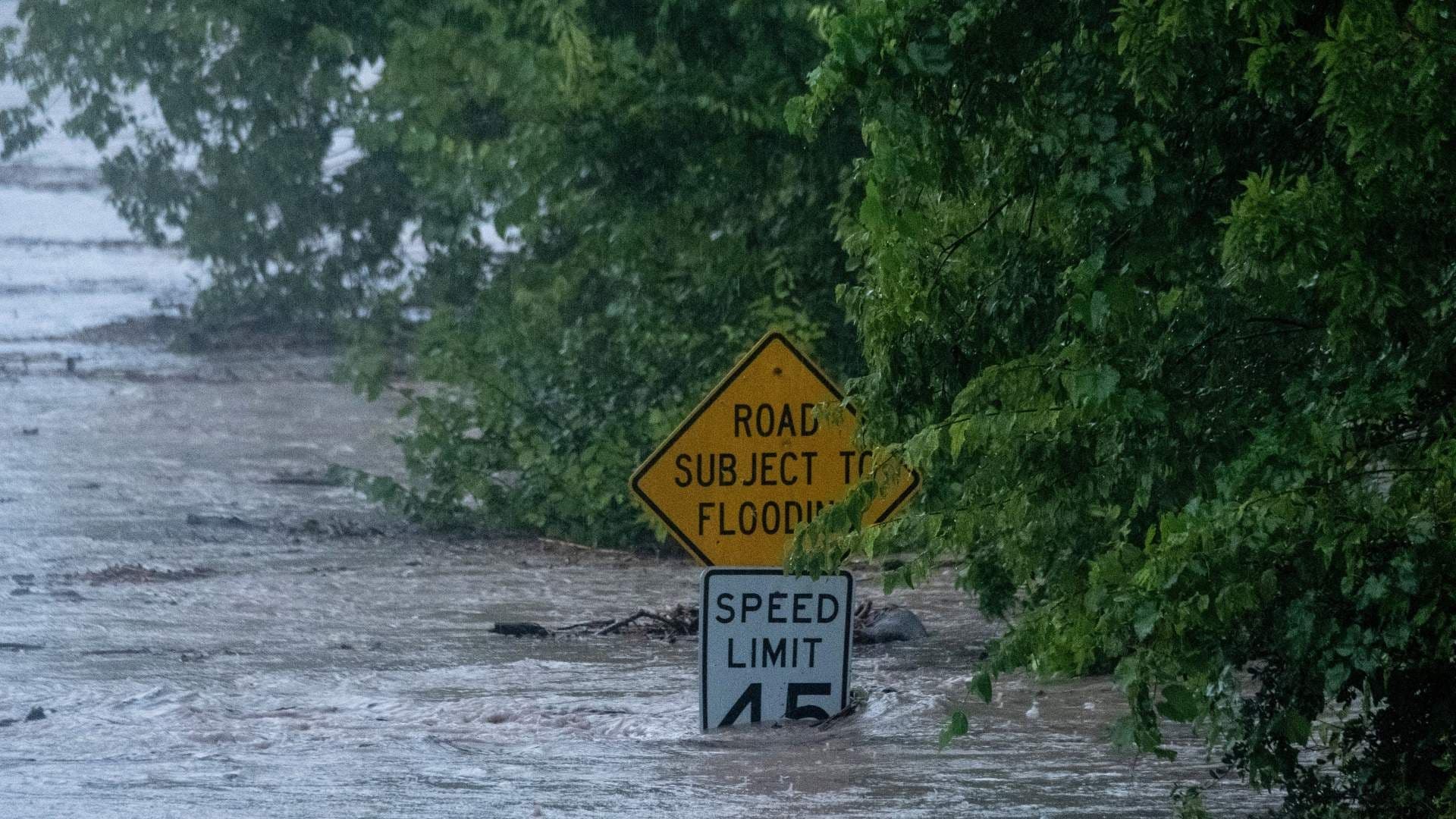 El río Pedernales se desborda a lo largo de la carretera estatal 16 en Fredericksburg, Texas. Foto: AP