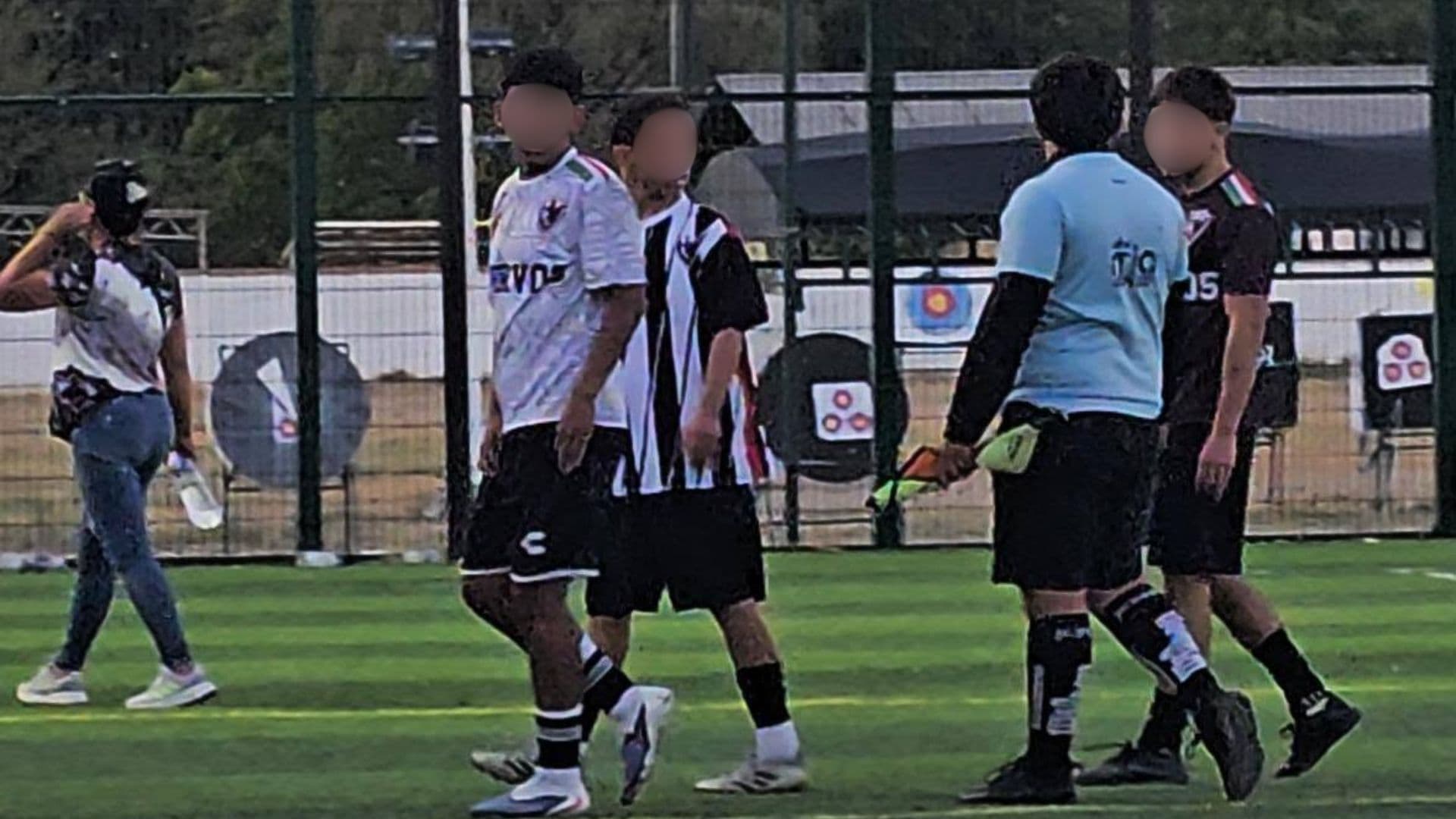 Árbitro y jugadores