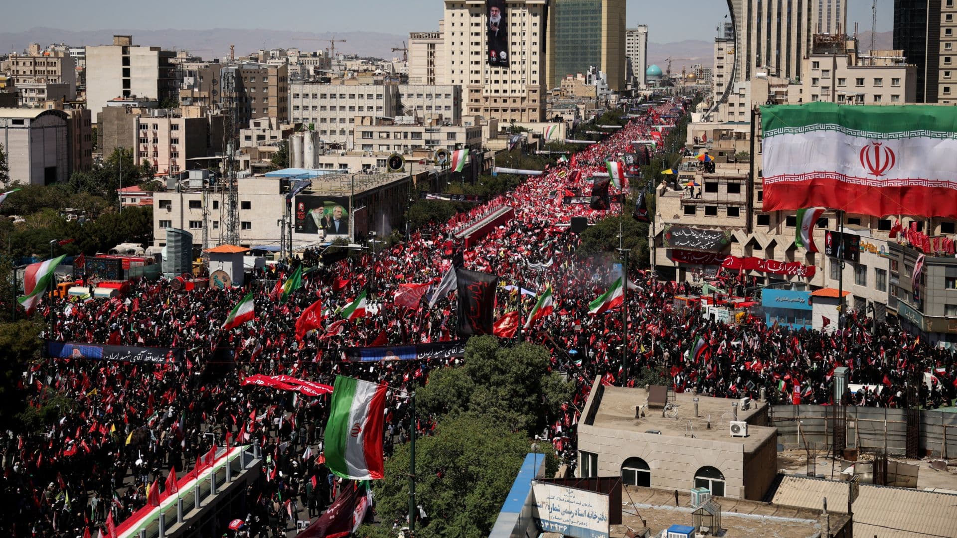 Una multitud se reúne en Mashhad, con motivo del entierro del líder supremo de Irán, el ayatolá Alí Jamenei.