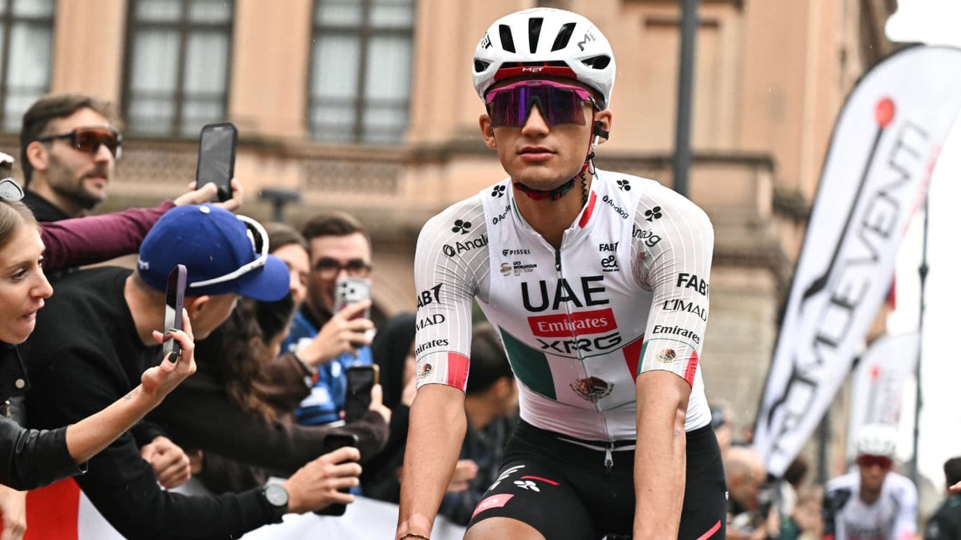 Isaac del Toro durante el Giro di Lombardia 2026