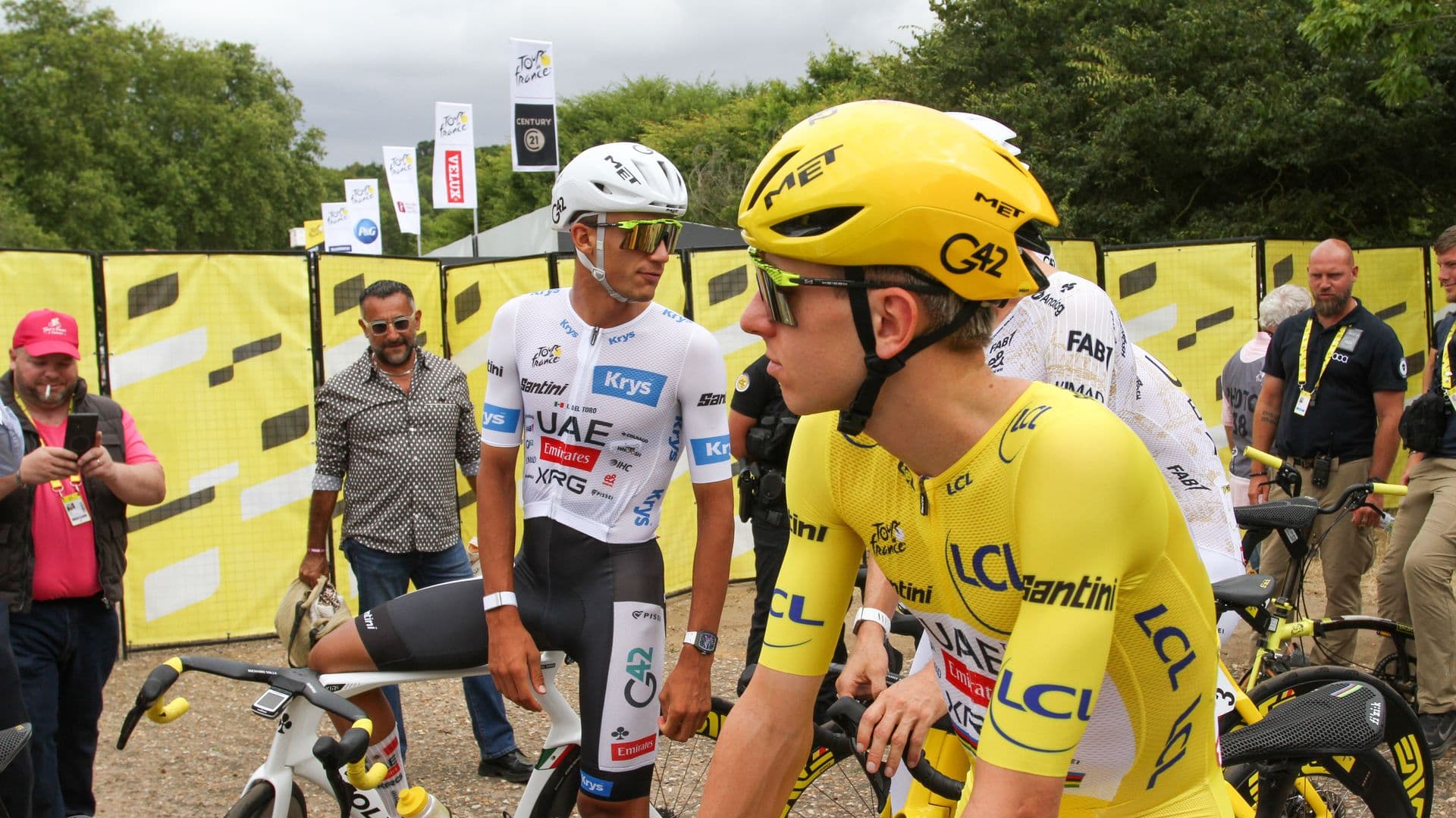 Isaac del Toro antes de inciar la última etapa del Tour de Francia 2026
