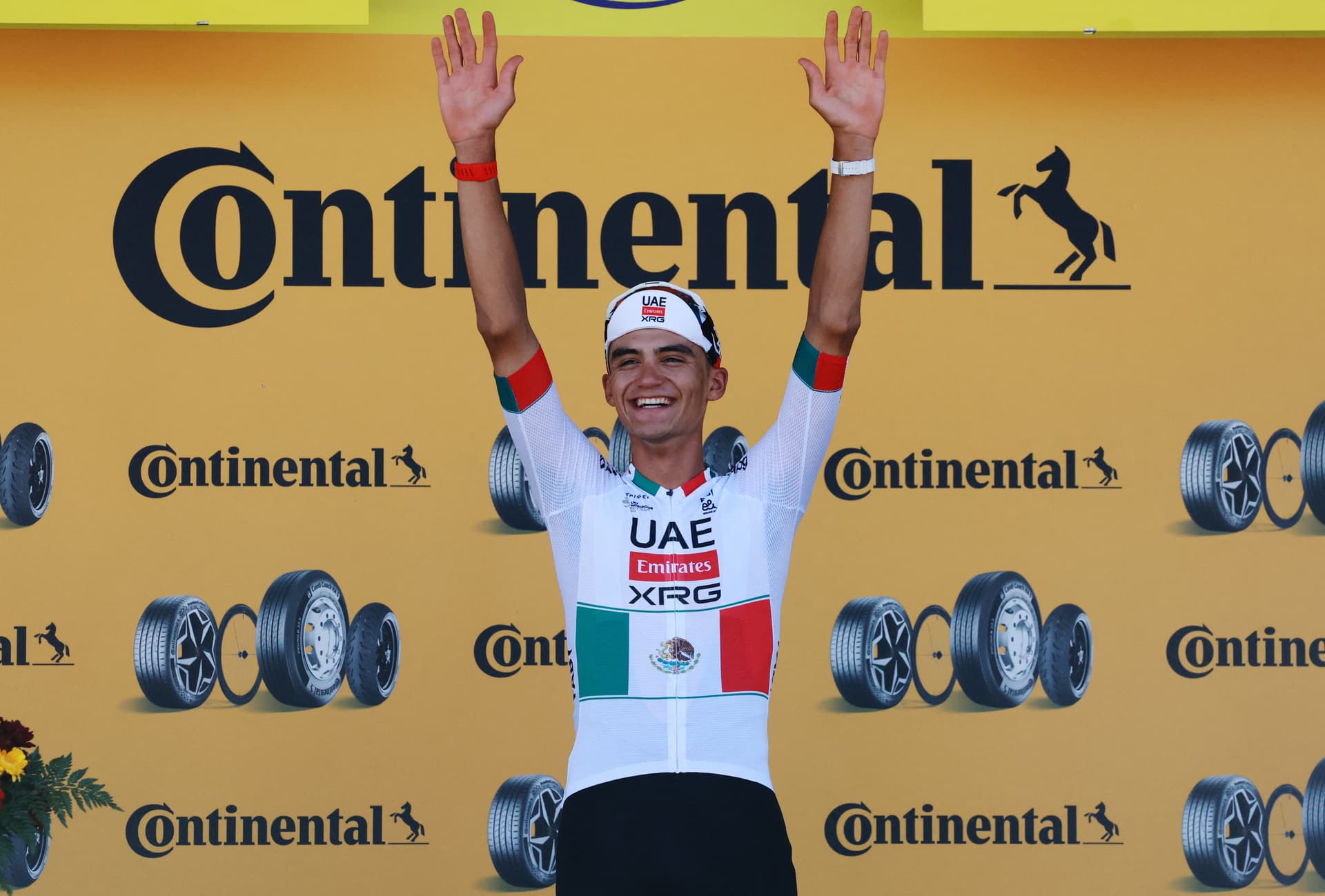 Isaac del Toro celebra triunfo en segunda etapa del Tour de Francia 2026