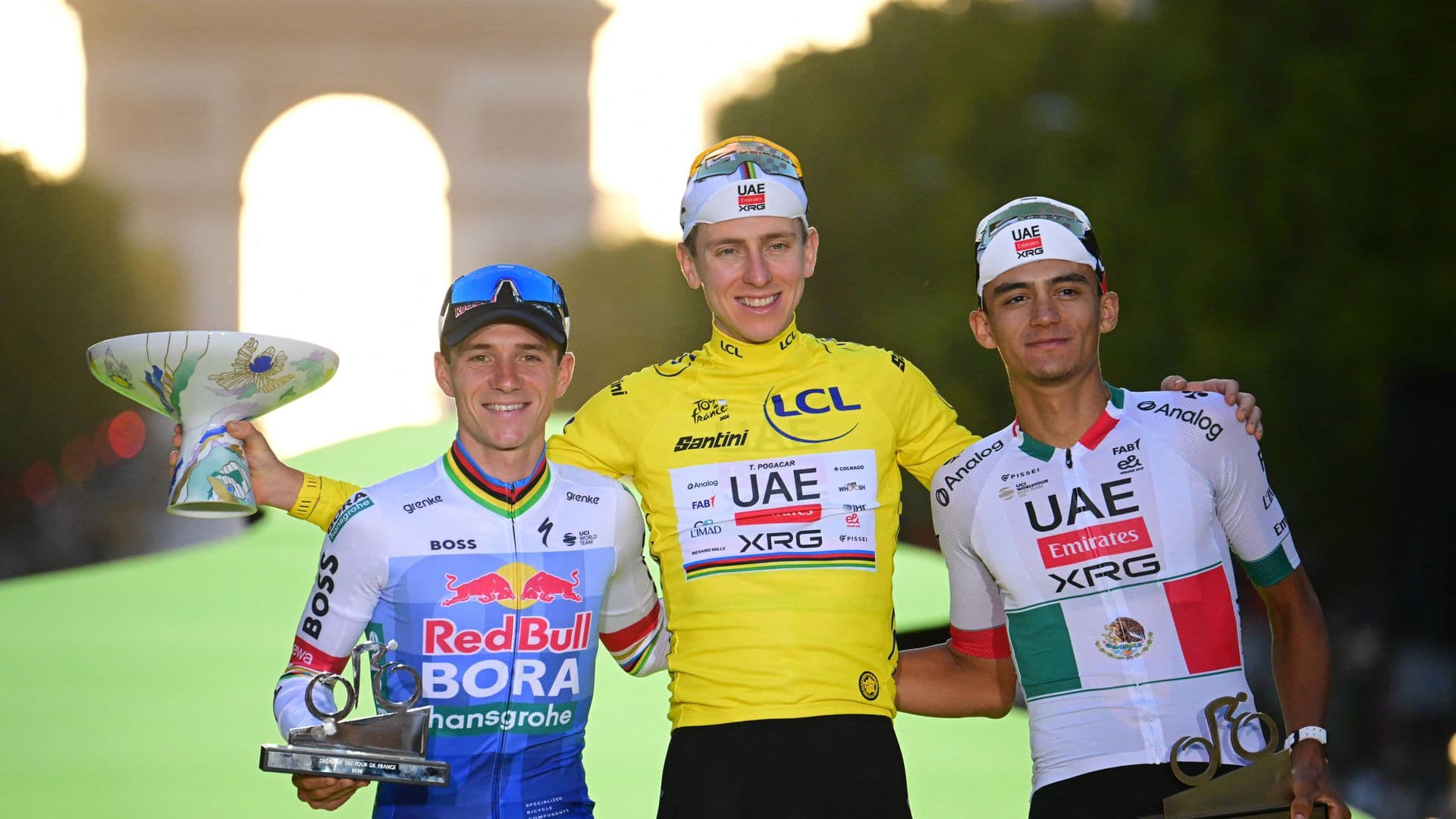Remco Evenepoel, Tadej Pogačar e Isaac del Toro en el podio del Tour de Francia 2026