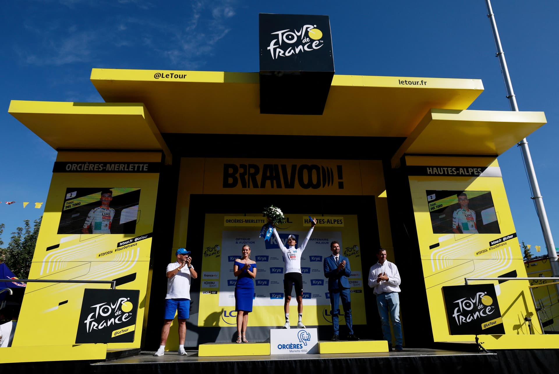 Isaac del Toro celebra en el podio que mantiene el maillot blanco, en la etapa 18 del Tour de Francia