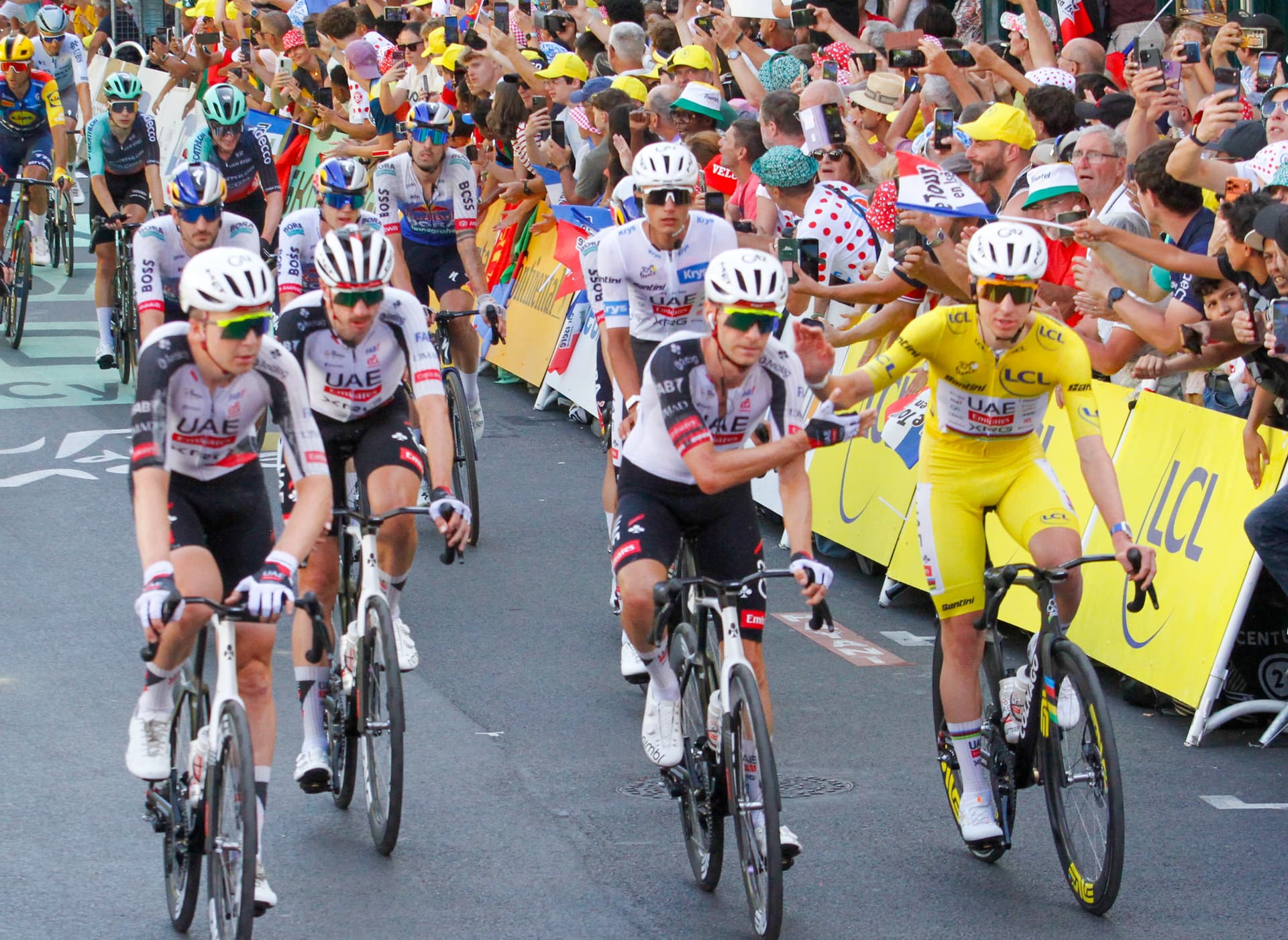 Isaac del Toro en la meta de la etapa 17 del Tour de Francia 2026