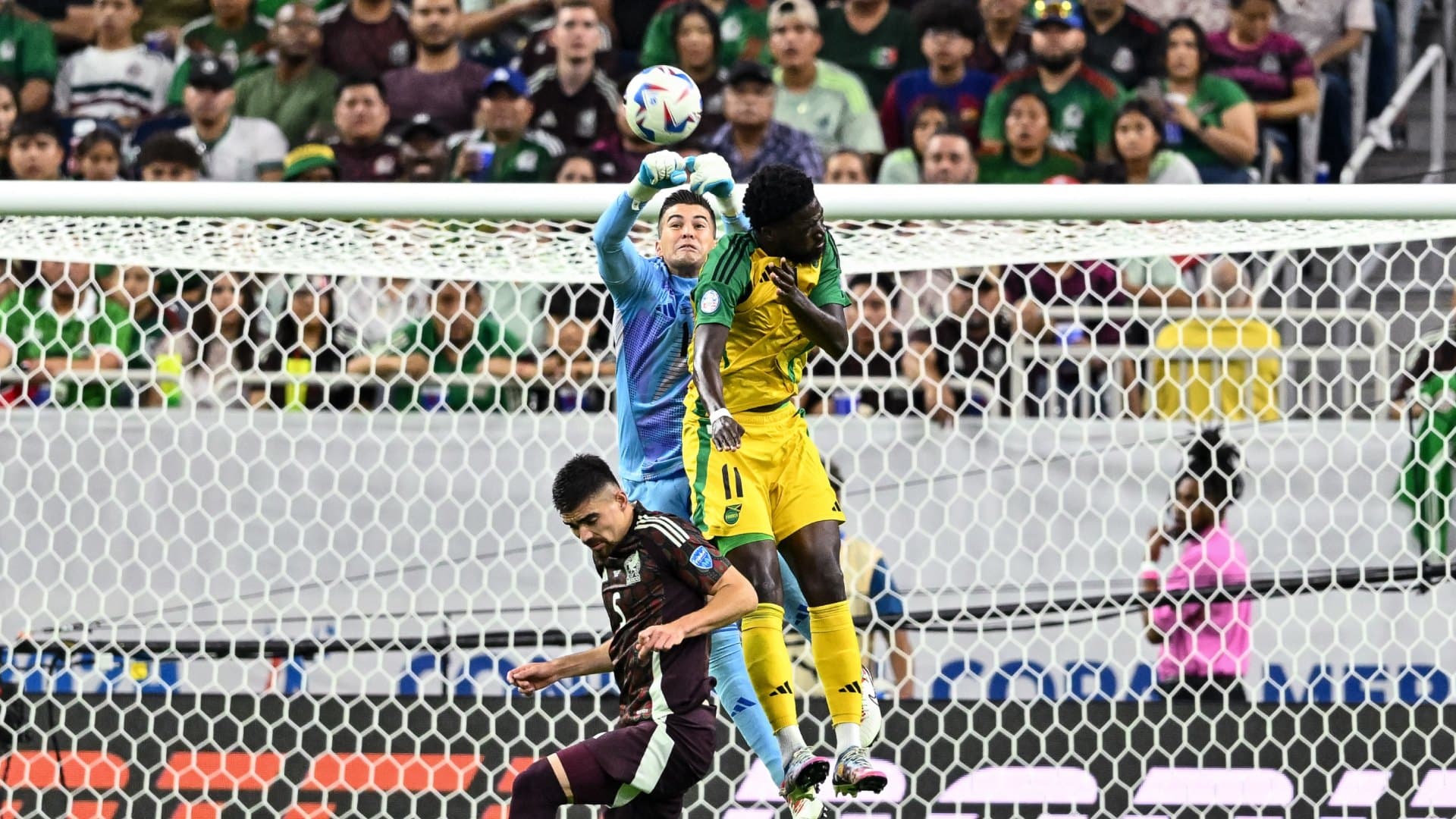 Acción del duelo entre México y Jamaica en la Copa Oro del 2024 disputada en Houston, Texas.