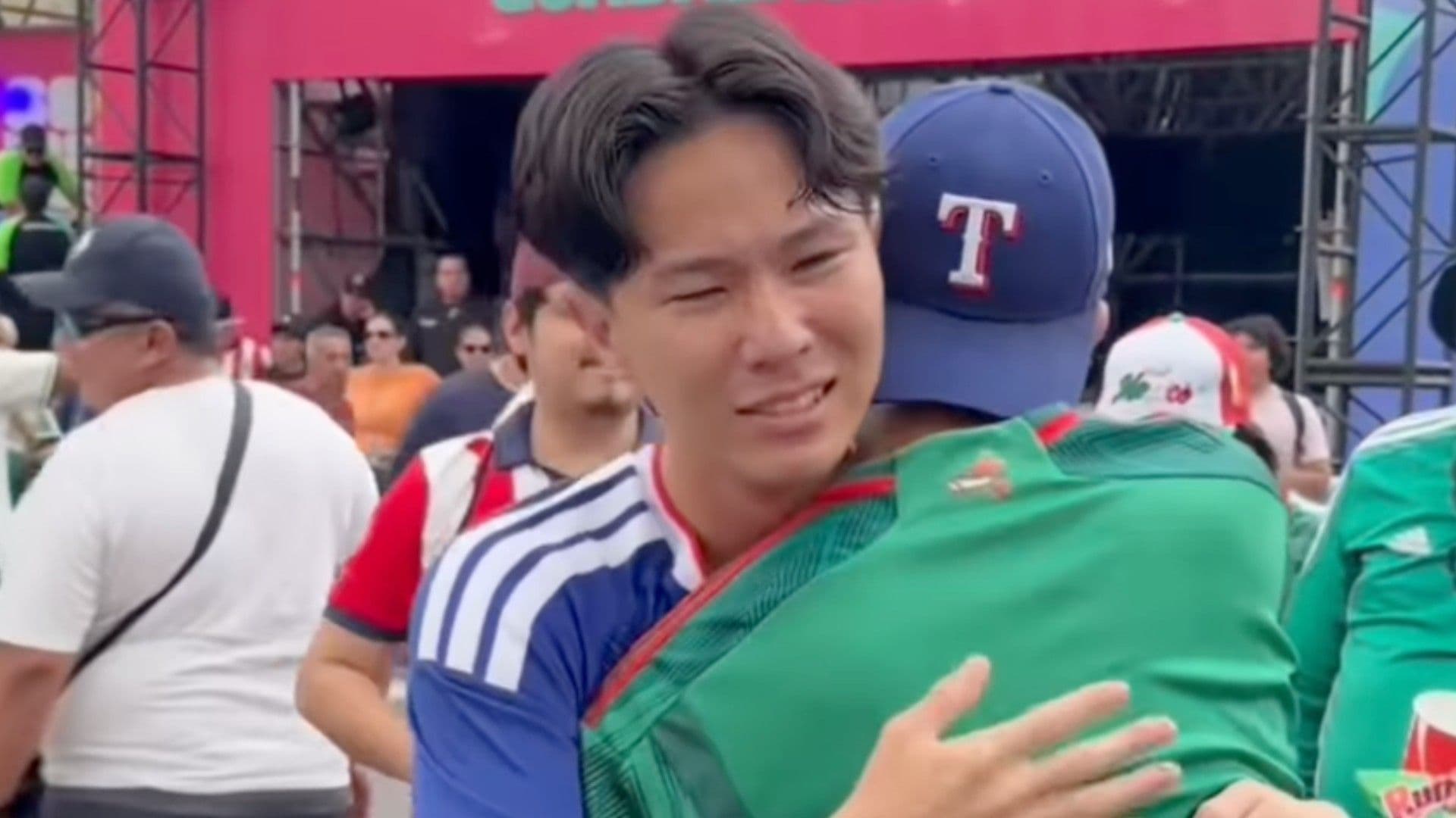 Japonés es abrazado por la afición mexicana en el Fan Festival, en Guadalajara.
