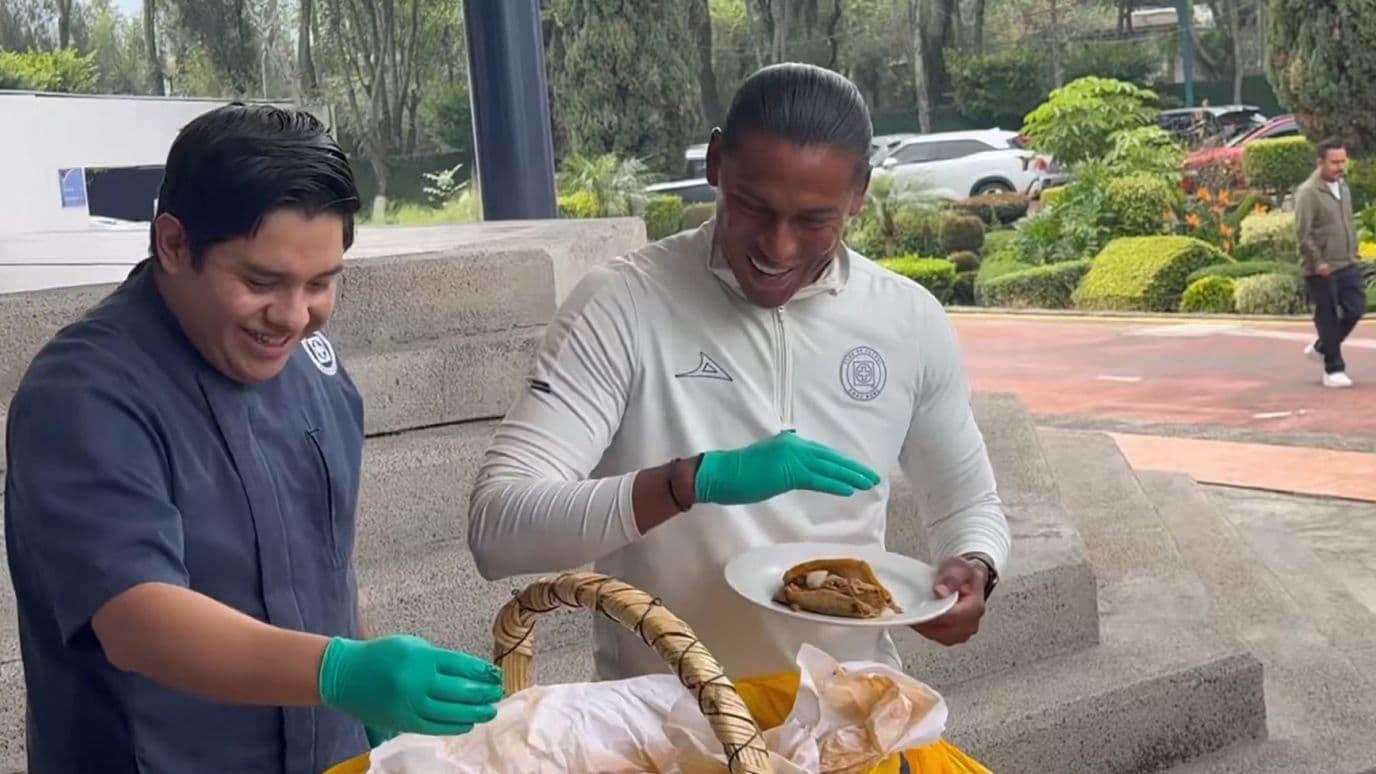 Joel Huiqui, entrenador de La Máquina celeste, probó los tacos de canasta y convivió con los reporteros.