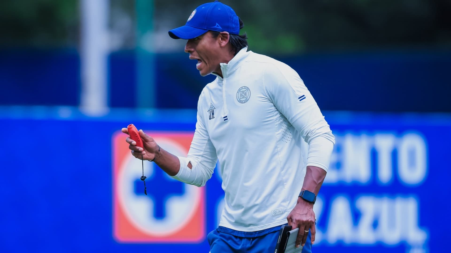 Cruz Azul Hace Oficial la Continuidad de Joel Huiqui como Técnico: ¿Por Cuántos Años Firmó?
