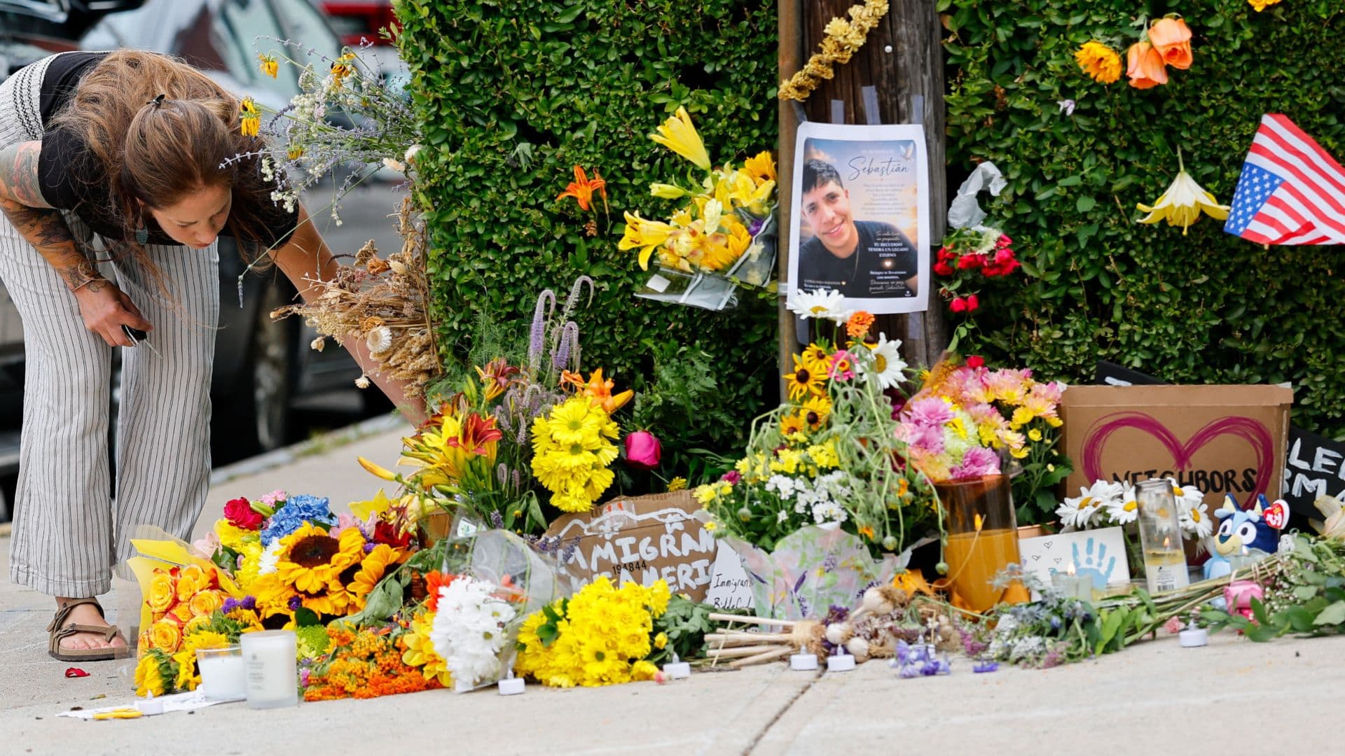 Memorial improvisado un día después de que un agente de ICE matara a tiros a un Johan Sebastián Durán Guerrero en Biddeford, Maine.