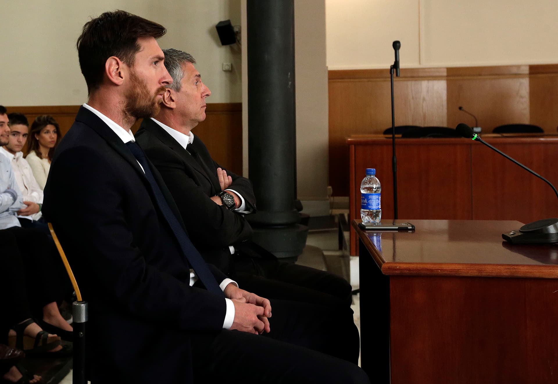 Lionel Messi y su papá en la corte