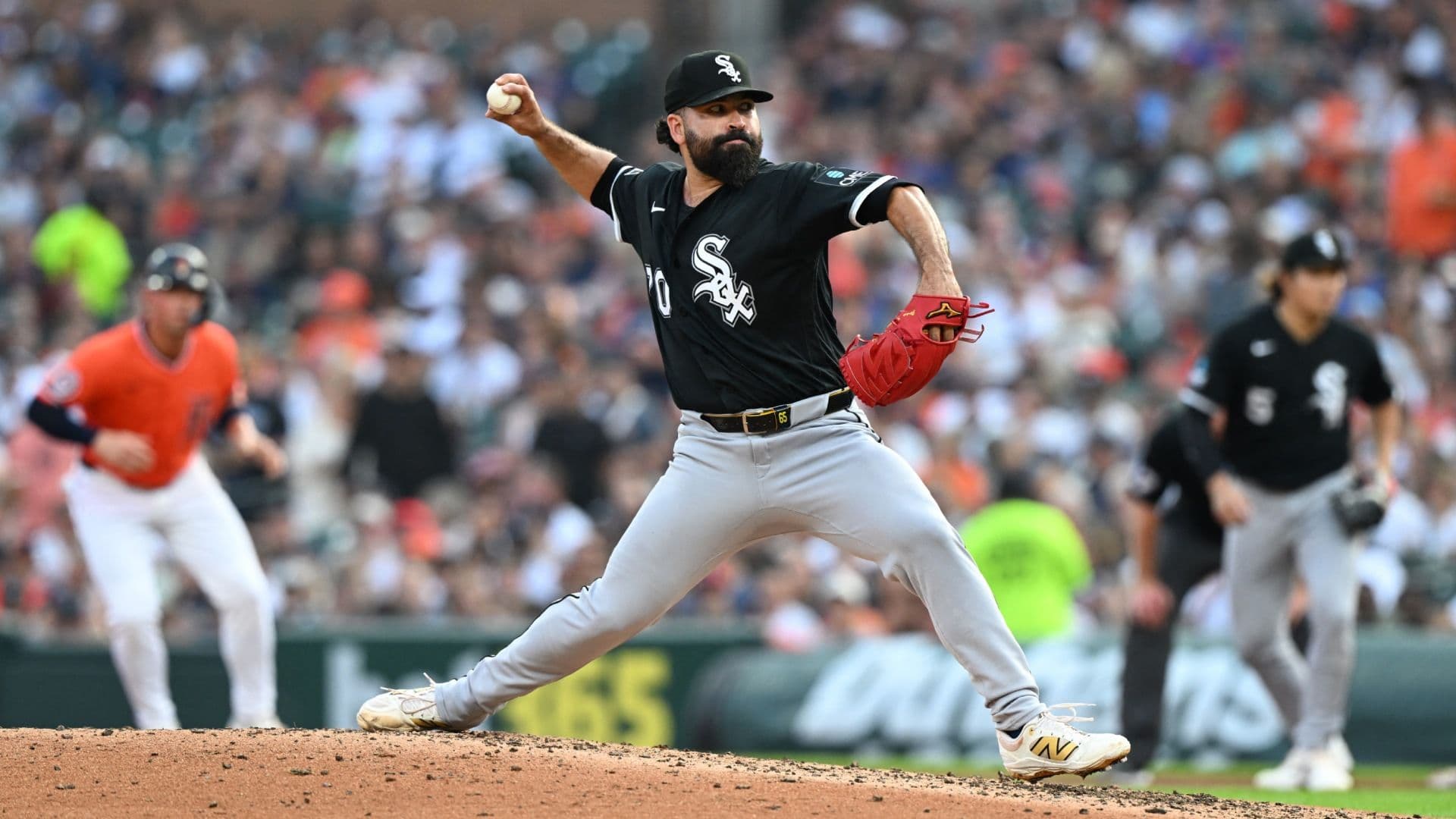 Urquidy, nacido en Mazatlán, lleva 7 temporadas en las Grandes Ligas y ha portado las franelas de los White Sox de Chicago y los Astros de Houston.