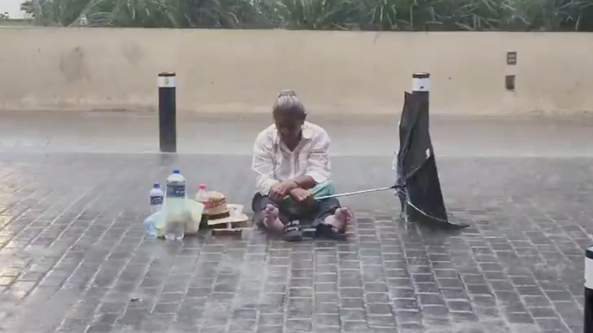Bajo Sol y Lluvia: Adulta Mayor Protesta por Falta de Agua en su Casa en Yucatán
