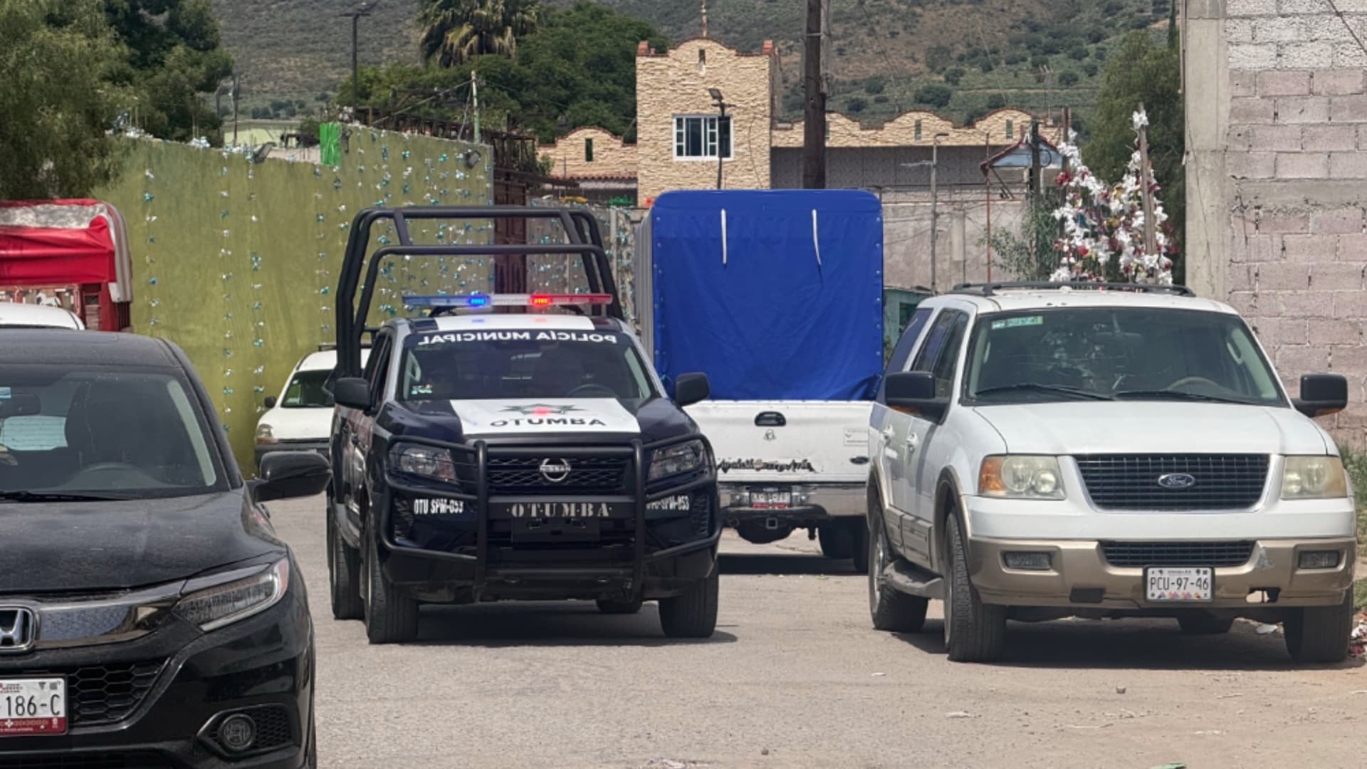 Elementos de seguridad custodian vivienda donde despiden a jóvenes asesinados en Edomex