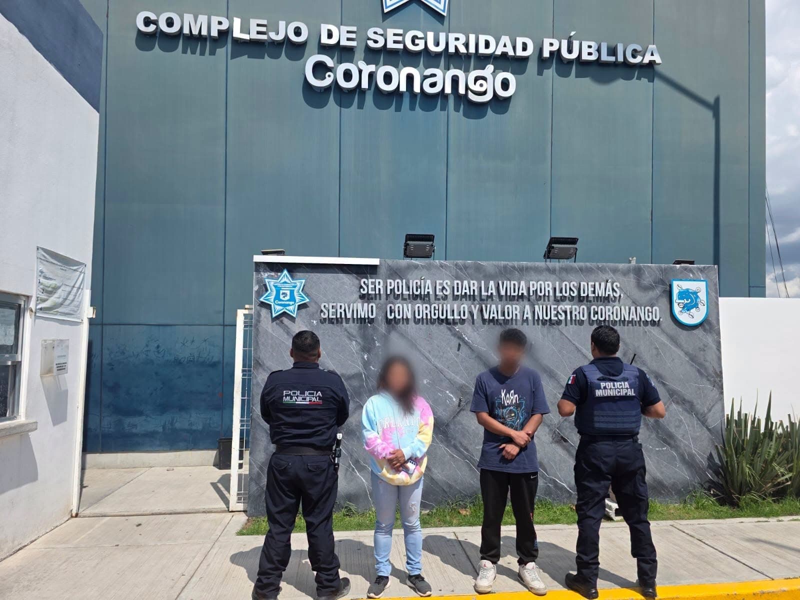 El joven se acercó a los oficiales para pedir ayuda.
