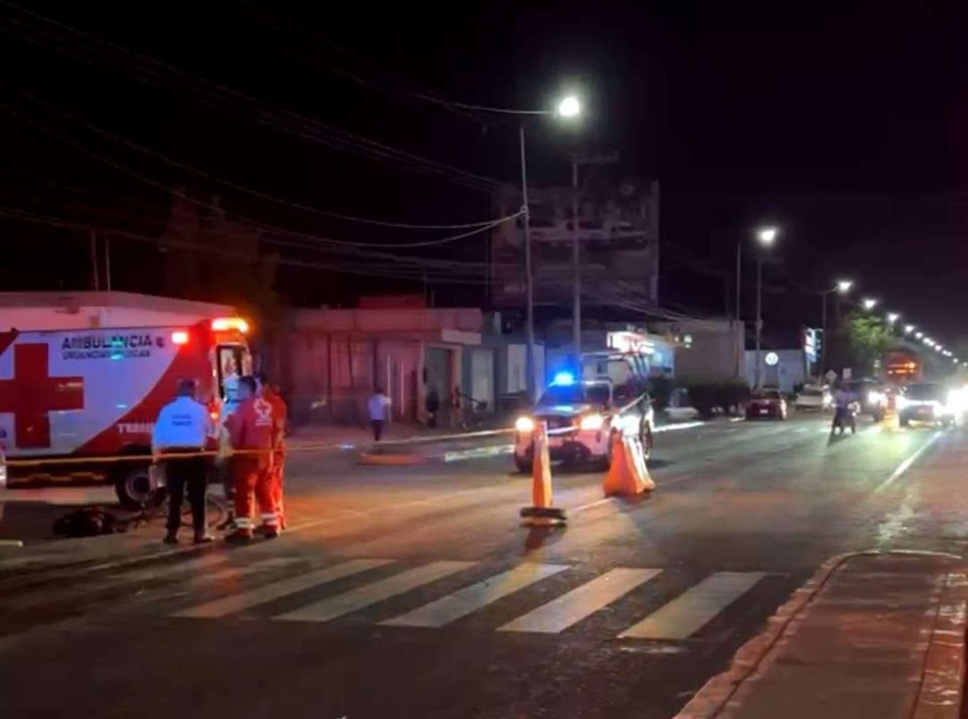 Los ciclistas fueron impactados por un camión cuyo chofer huyó.